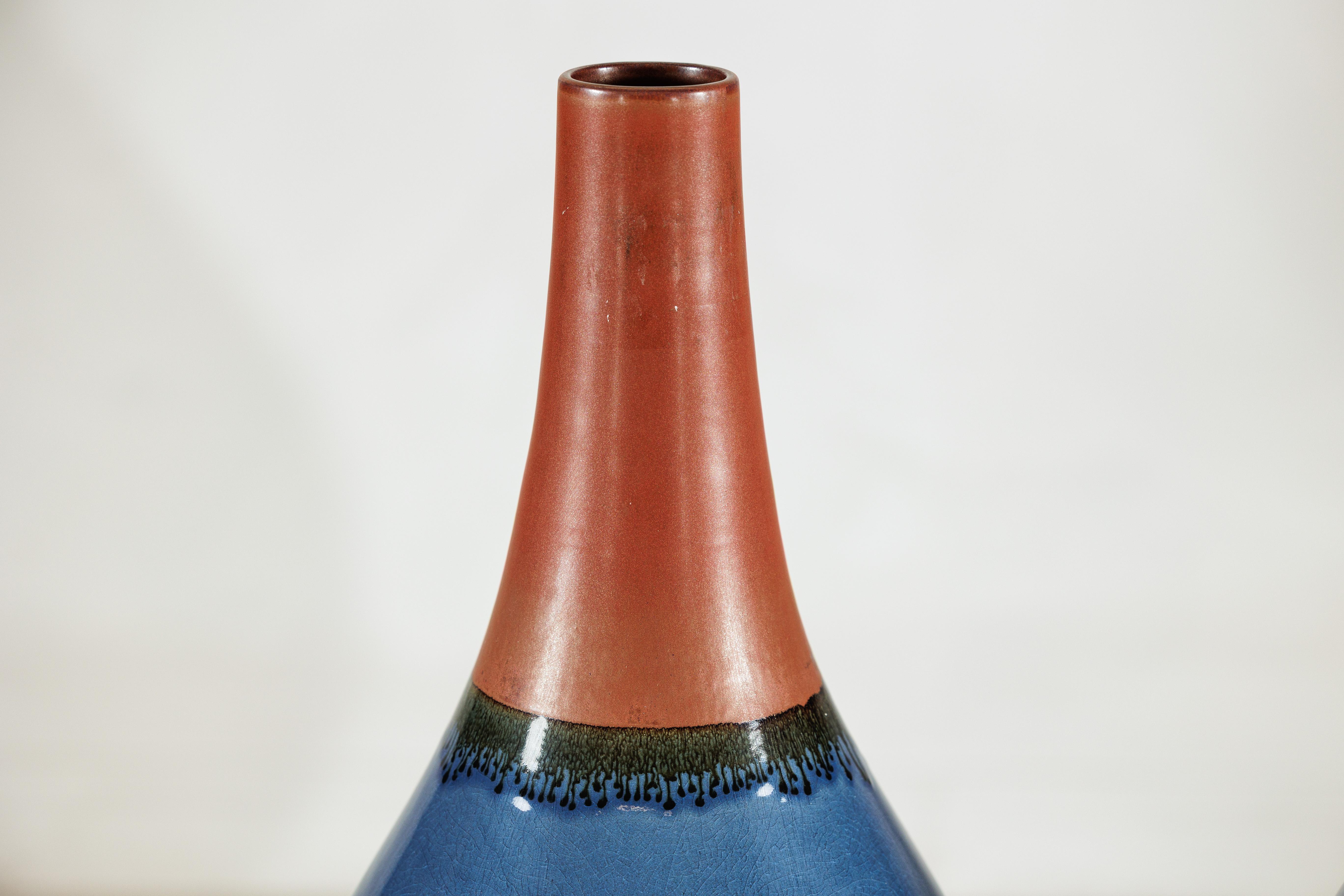 Pair of Large Artisan Teardrop Ceramic Vases in Deep Blue and Terracotta Glaze en vente 6