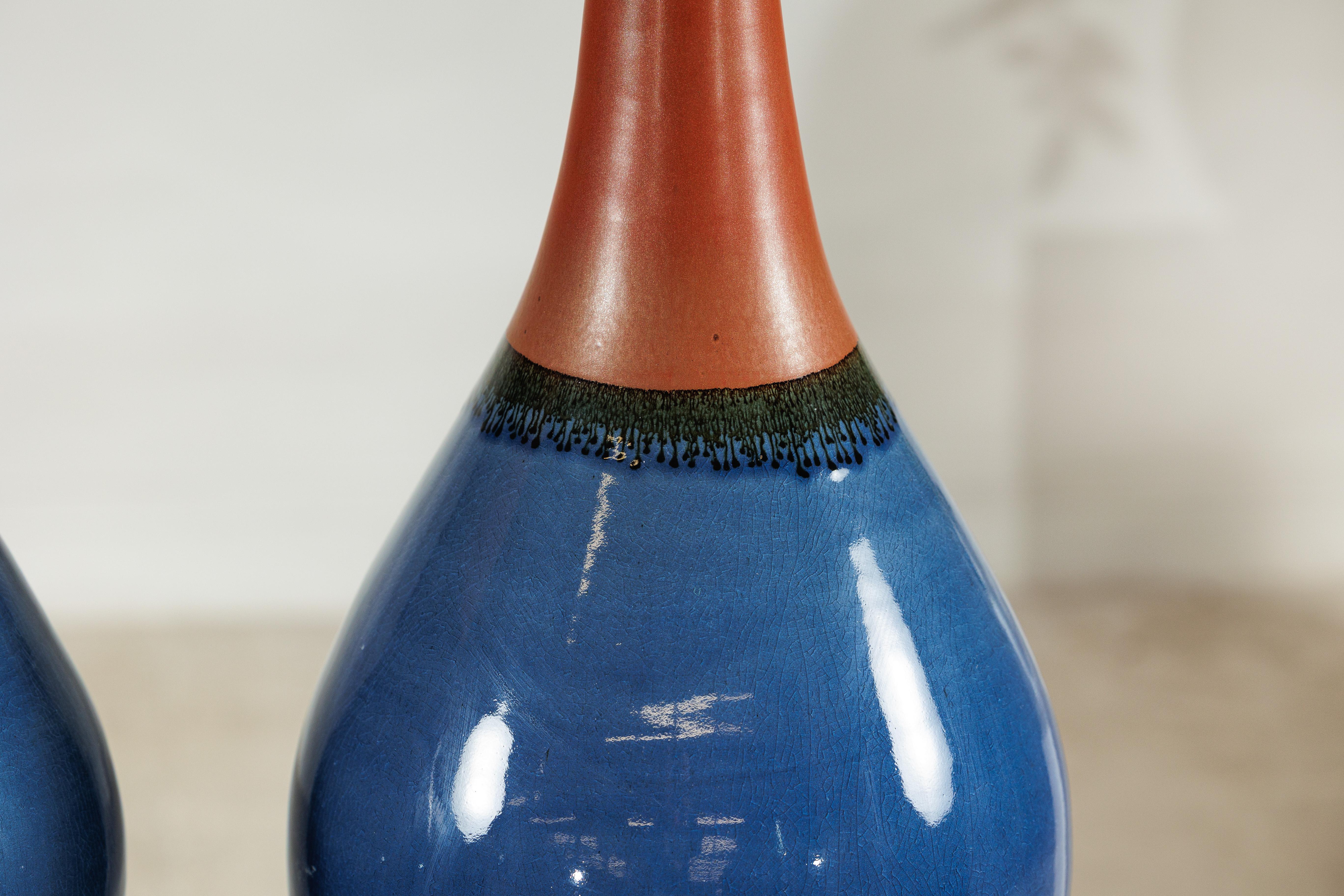 Pair of Large Artisan Teardrop Ceramic Vases in Deep Blue and Terracotta Glaze en vente 7