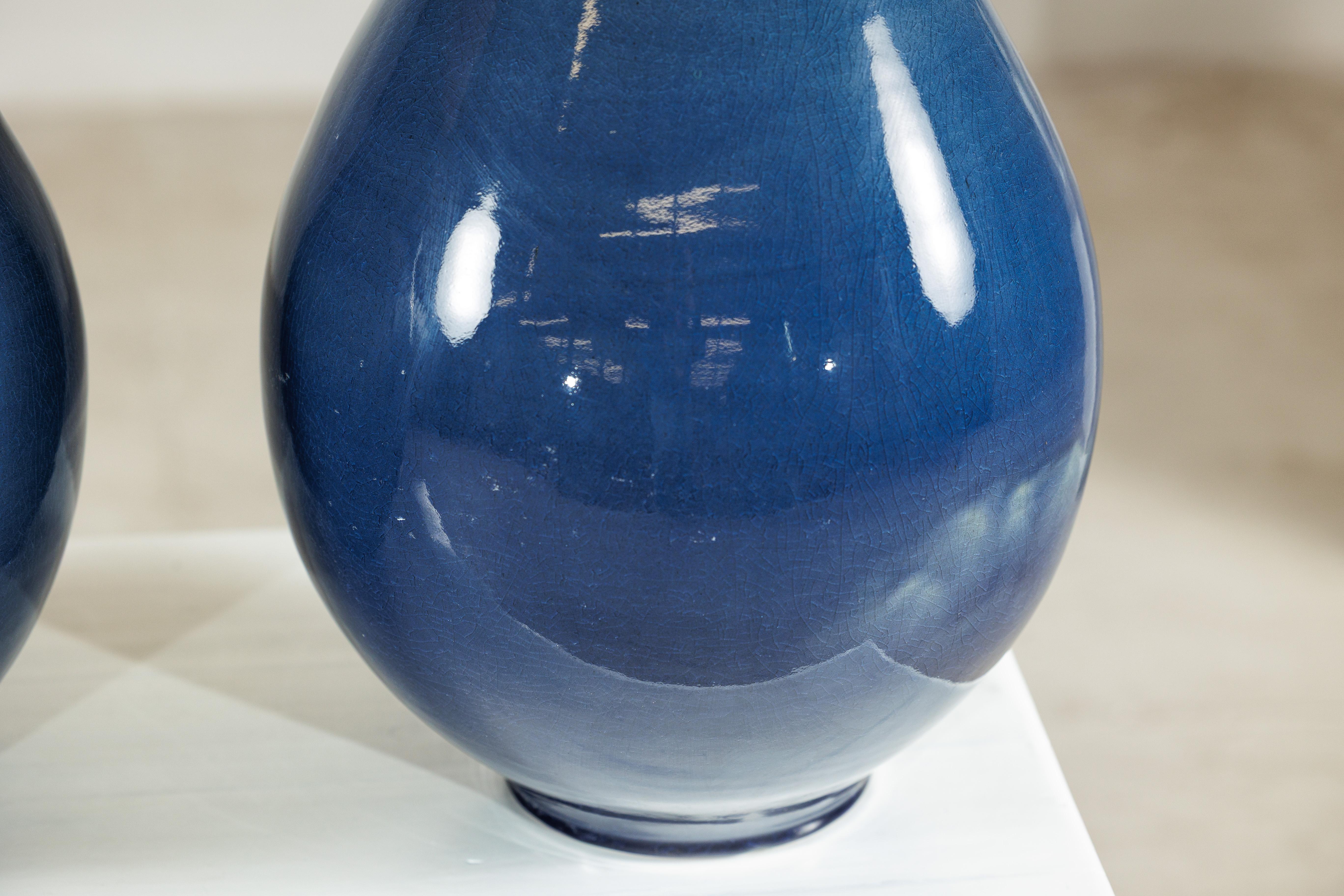 Pair of Large Artisan Teardrop Ceramic Vases in Deep Blue and Terracotta Glaze en vente 8