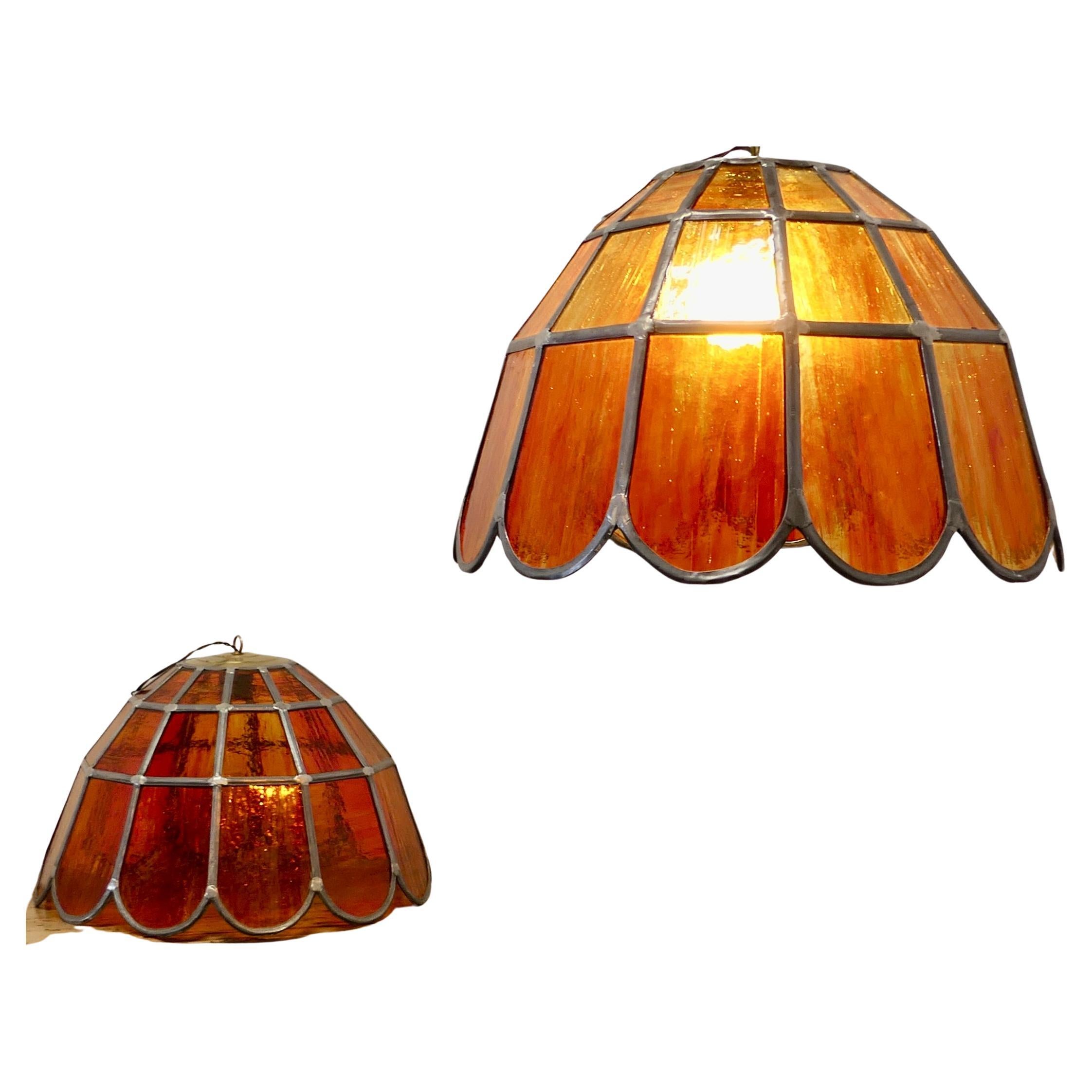  Paire de grandes lampes suspendues en verre ambré au plomb de style Arts and Crafts   