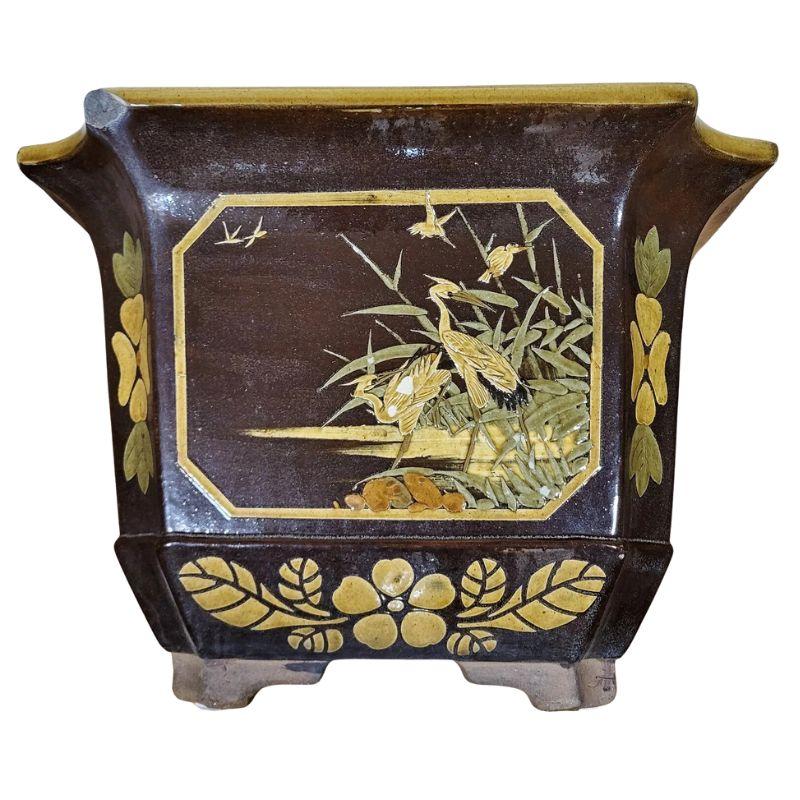 Terre cuite Paire de grandes jardinières à motifs asiatiques en vente