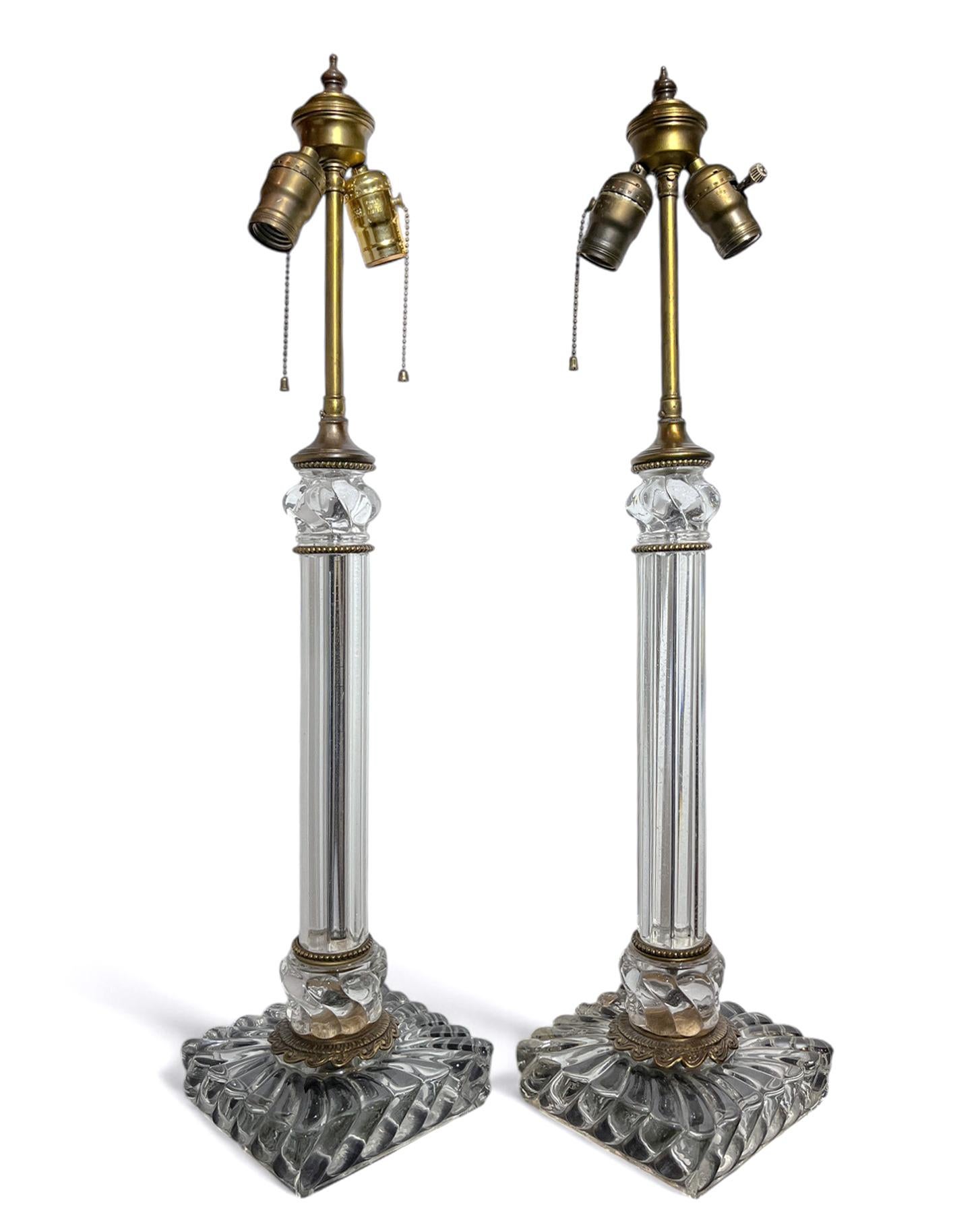 Français Paire de grandes lampes cannelées convexes en cristal de Baccarat en vente