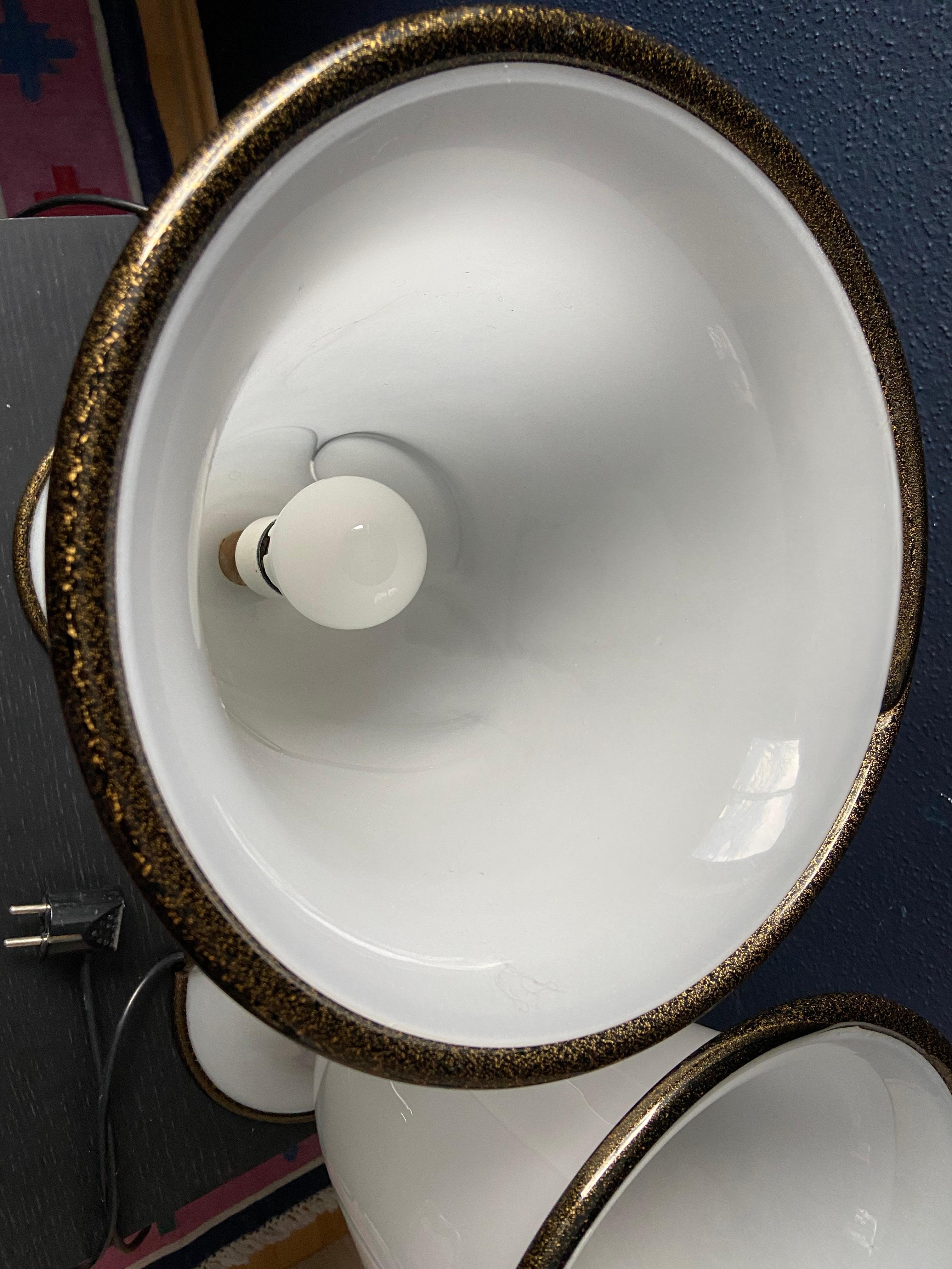 Cette paire exclusive de lampes de table en forme d'urne a été fabriquée à la main par Barovier&Toso, l'une des plus anciennes entreprises familiales au monde. Fondée en 1295 et basée à Murano, en Italie, l'entreprise est synonyme de design en verre