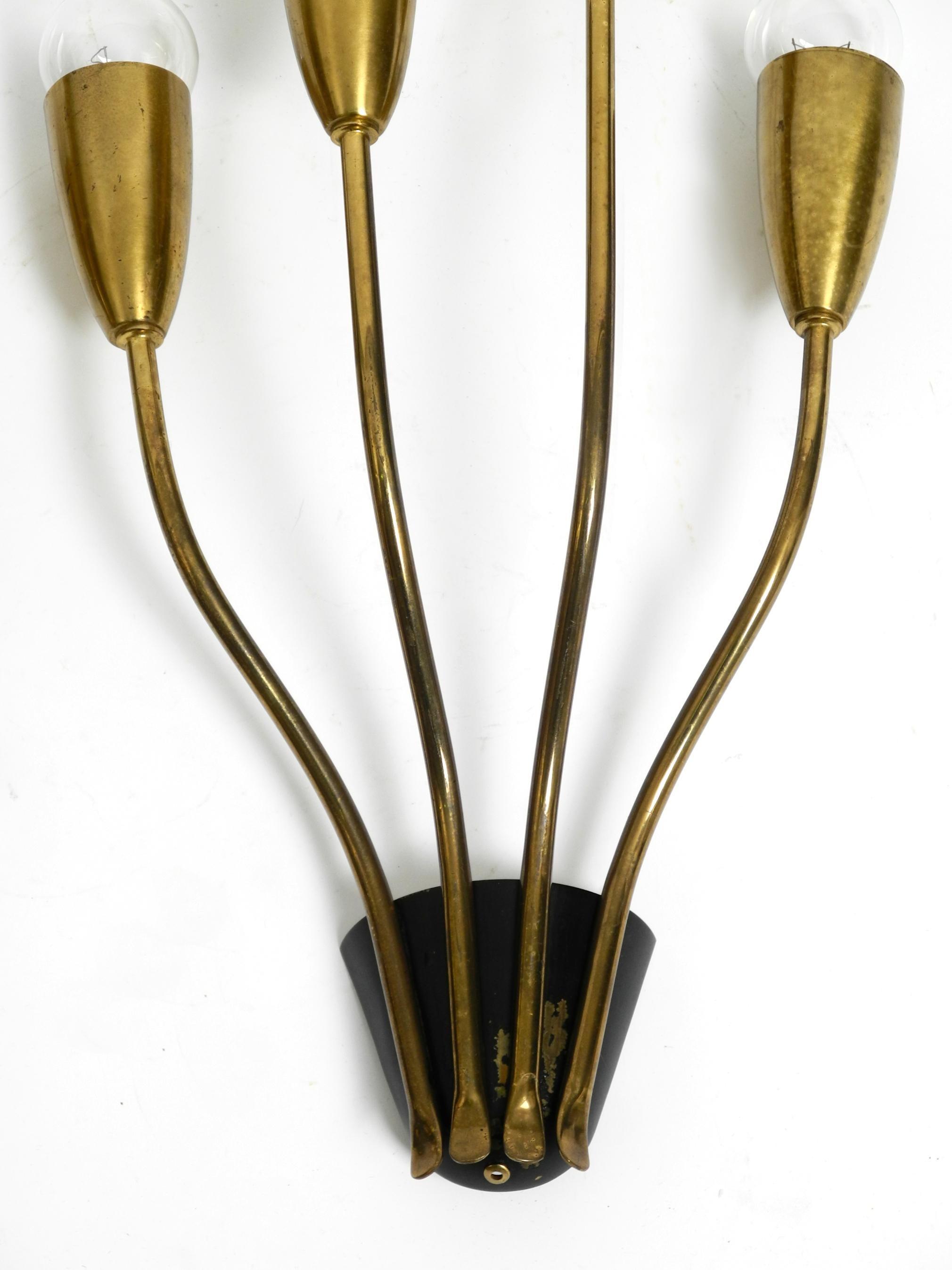 Paar große, schöne, vierarmige, originale Mid-Century-Modern-Wandleuchten aus Messing im Angebot 4