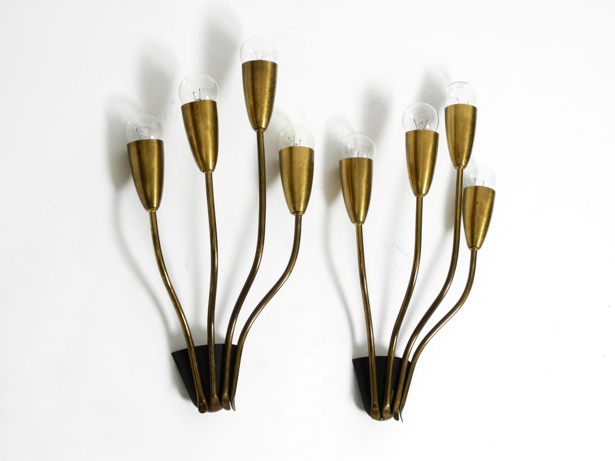 Ein Paar große, schöne, 4-armige, originale Mid-Century Modern Wandlampen aus Messing.
Typisches Design der goldenen 1950er Jahre. Die Lampen sind vollständig aus Messing gefertigt.
Keine der beiden Lampen wurde beschädigt. Sehr gut erhalten.
Keine