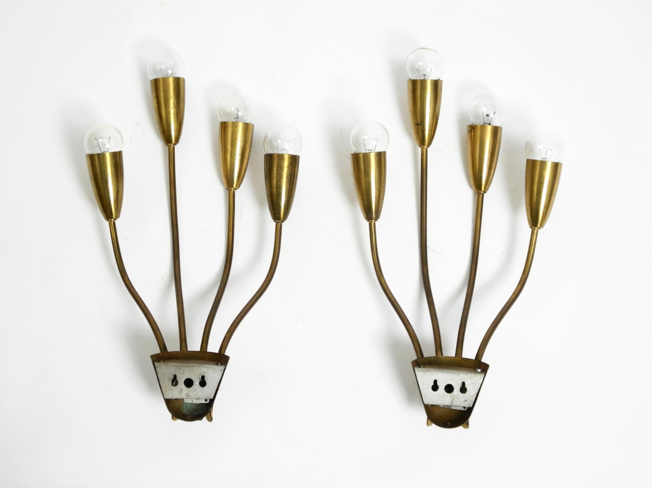 Paar große, schöne, vierarmige, originale Mid-Century-Modern-Wandleuchten aus Messing im Angebot 1