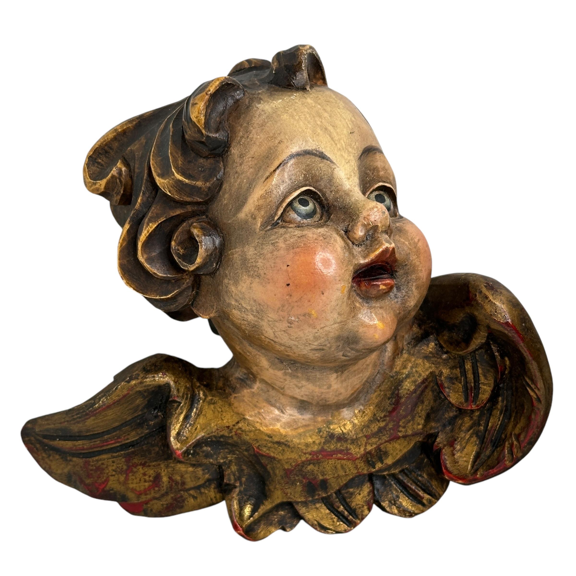 Un par de hermosas cabezas de ángeles, grandes, talladas y pintadas a mano, encontradas en una venta de inmuebles en Verona, Italia. Realizado por un tallador de madera de la región del Tirol del Sur, muy conocida por sus tallas de madera. El tamaño