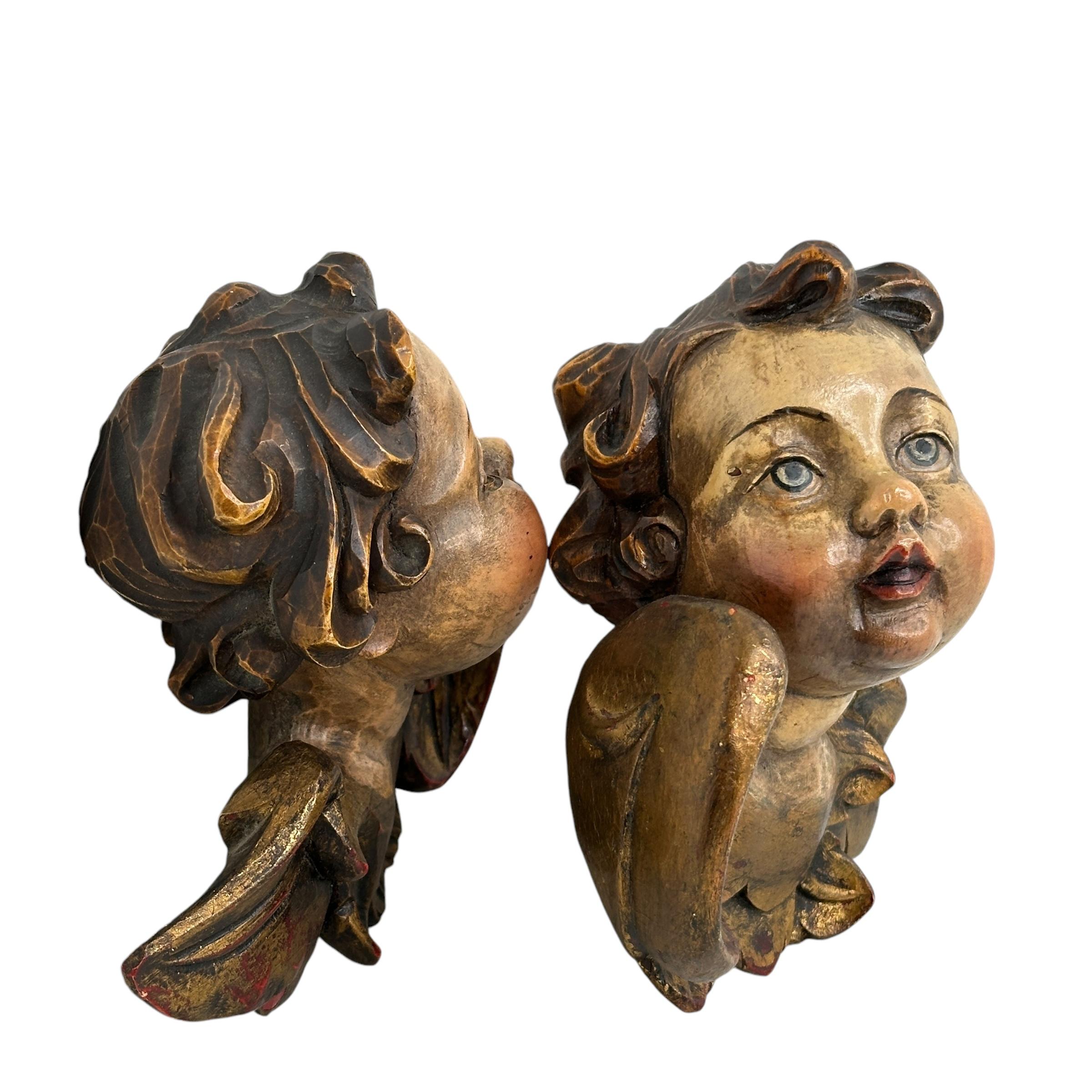 Pareja de cabezas de ángeles talladas en madera, Italia antigua, 1900 Madera en venta