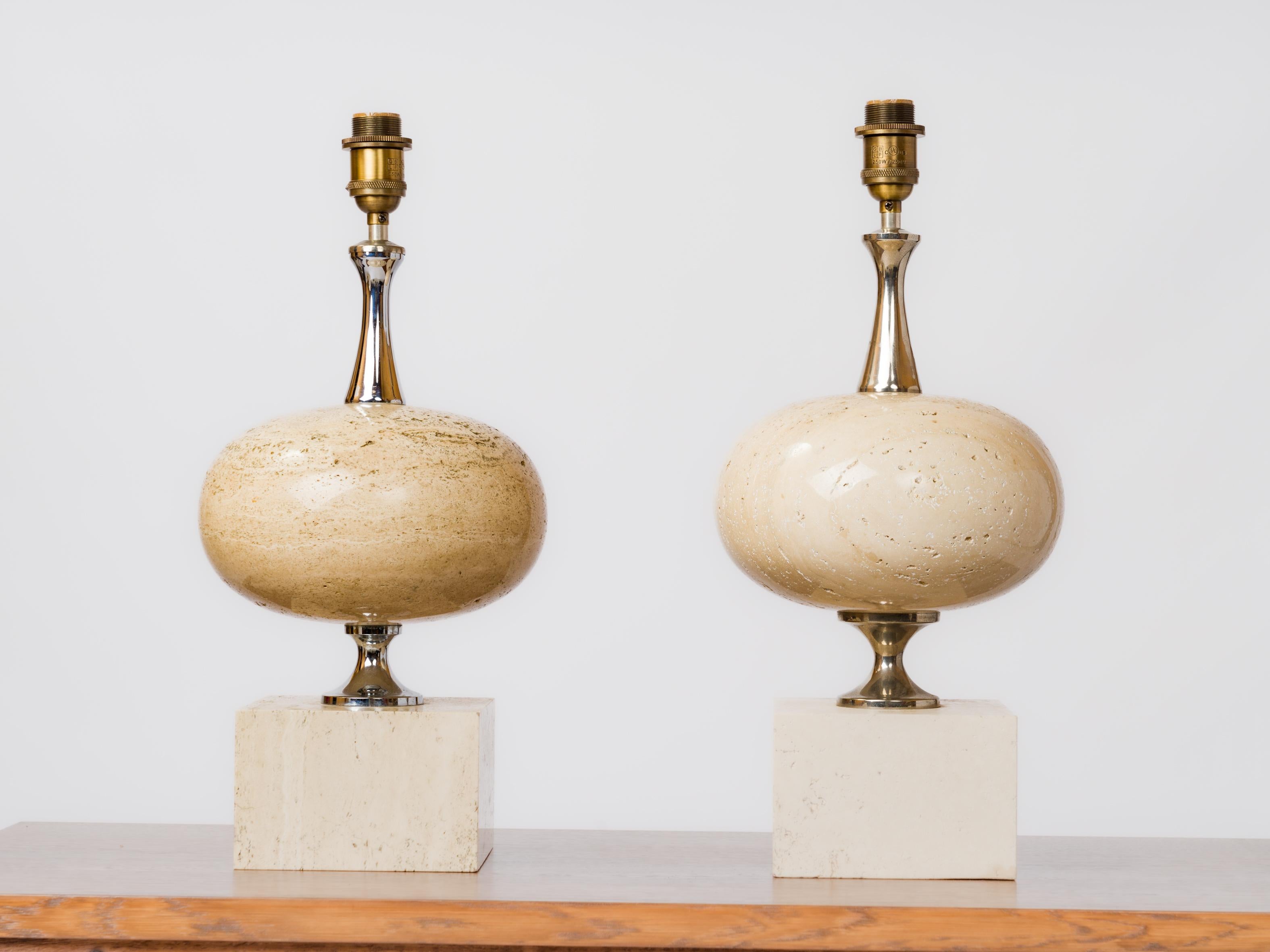 Paire de grandes lampes de table en travertin beige immaculé de la Maison Philippe Barbier. France années 1970.
Accents chromés.
Dimensions de la base : 15cm * 15cm
Ces lampes ont été recâblées pour être utilisées aux États-Unis.
L'abat-jour n'est