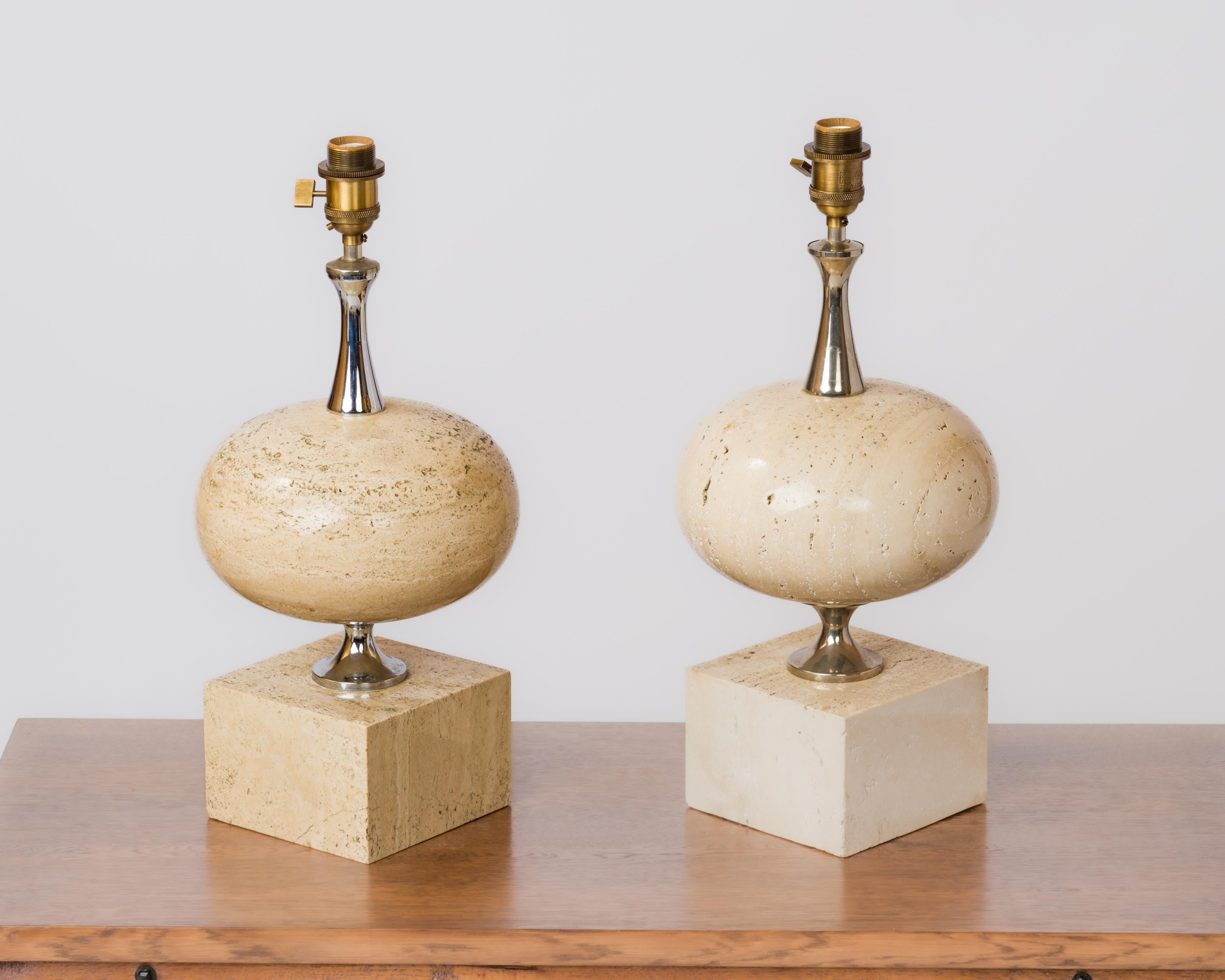 Français Paire de grandes lampes de bureau en travertin beige de la Maison Barbier, France, années 1970