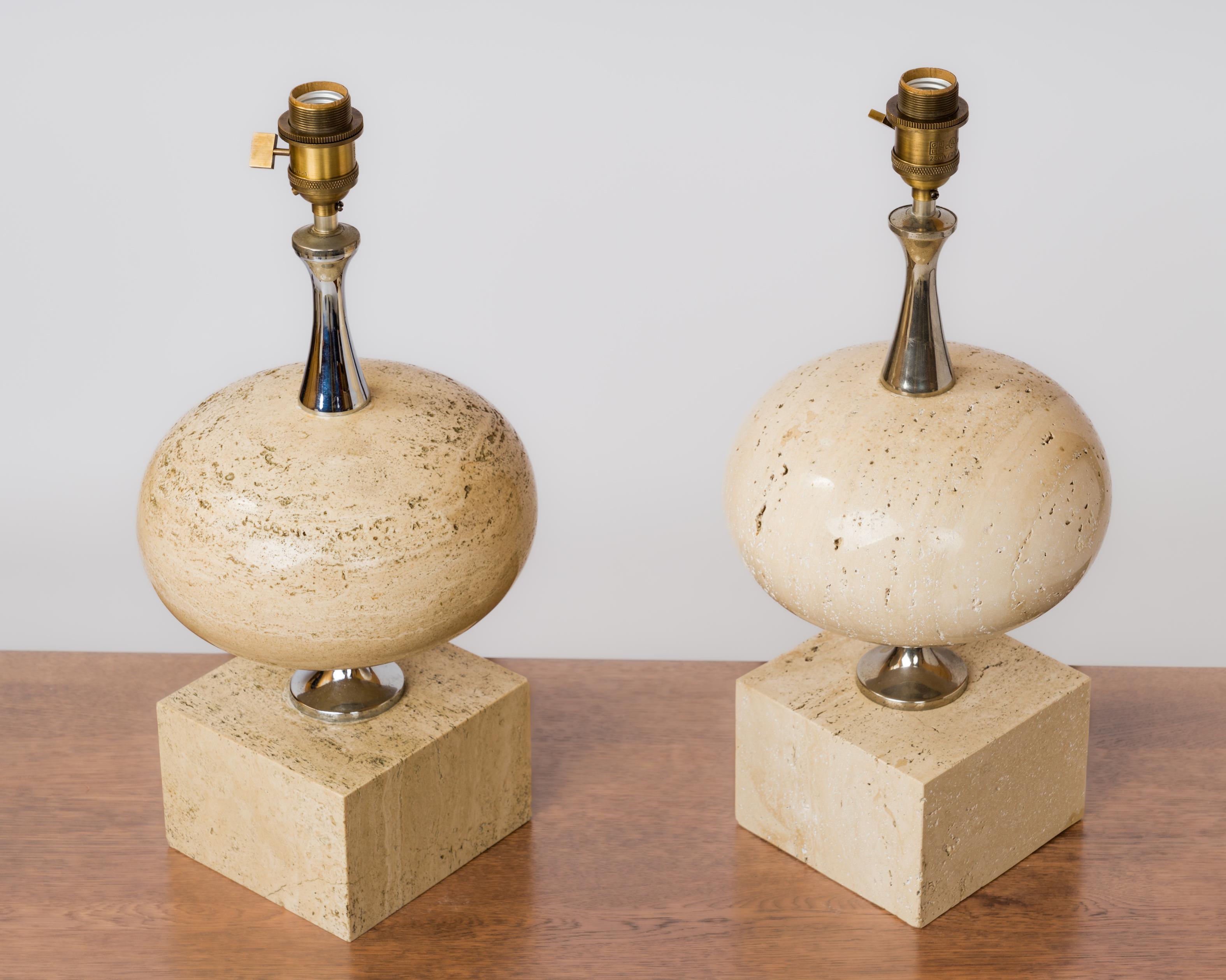 Paire de grandes lampes de bureau en travertin beige de la Maison Barbier, France, années 1970 Bon état à New York, NY