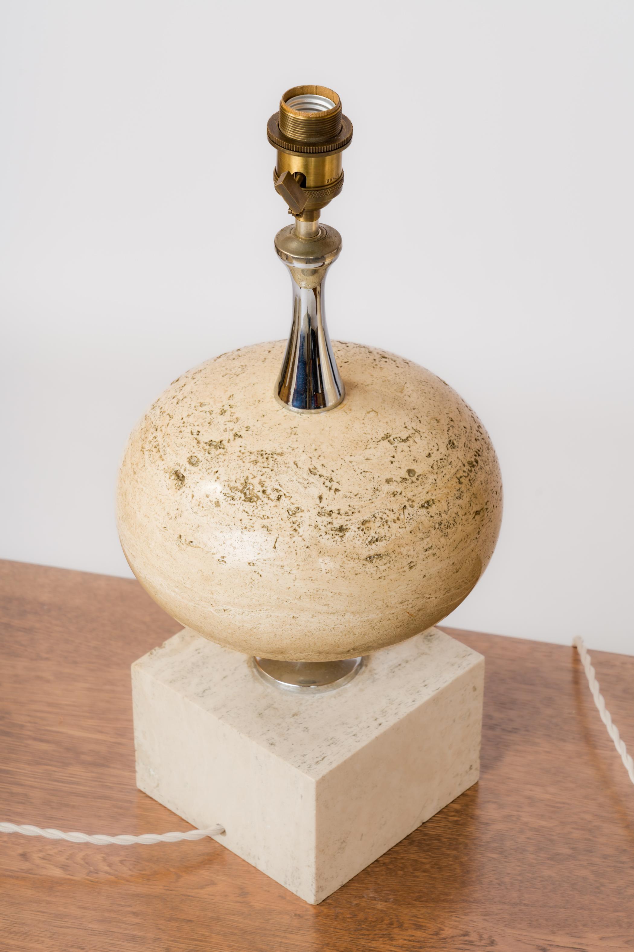 Chrome Paire de grandes lampes de bureau en travertin beige de la Maison Barbier, France, années 1970