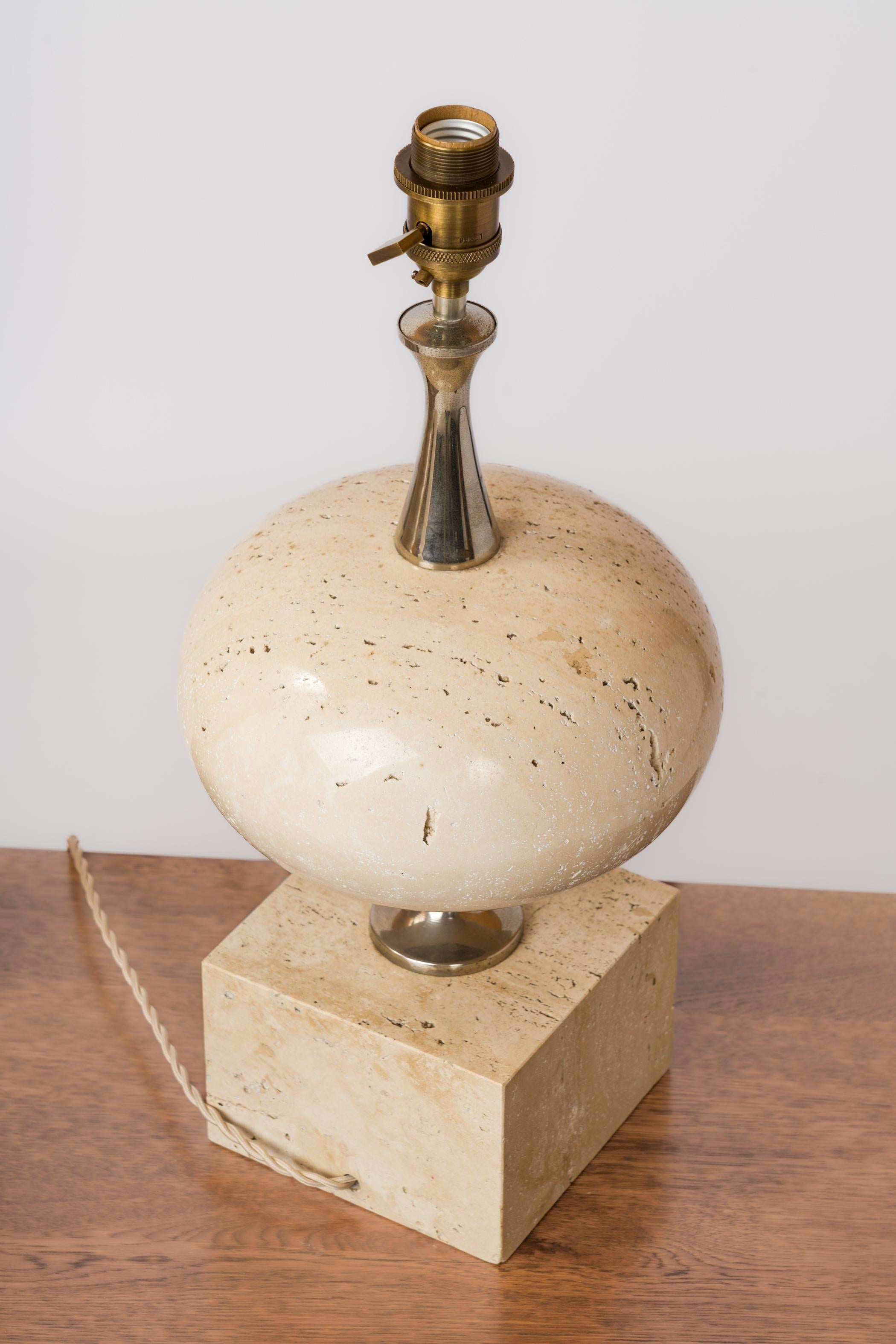 Paire de grandes lampes de bureau en travertin beige de la Maison Barbier, France, années 1970 1