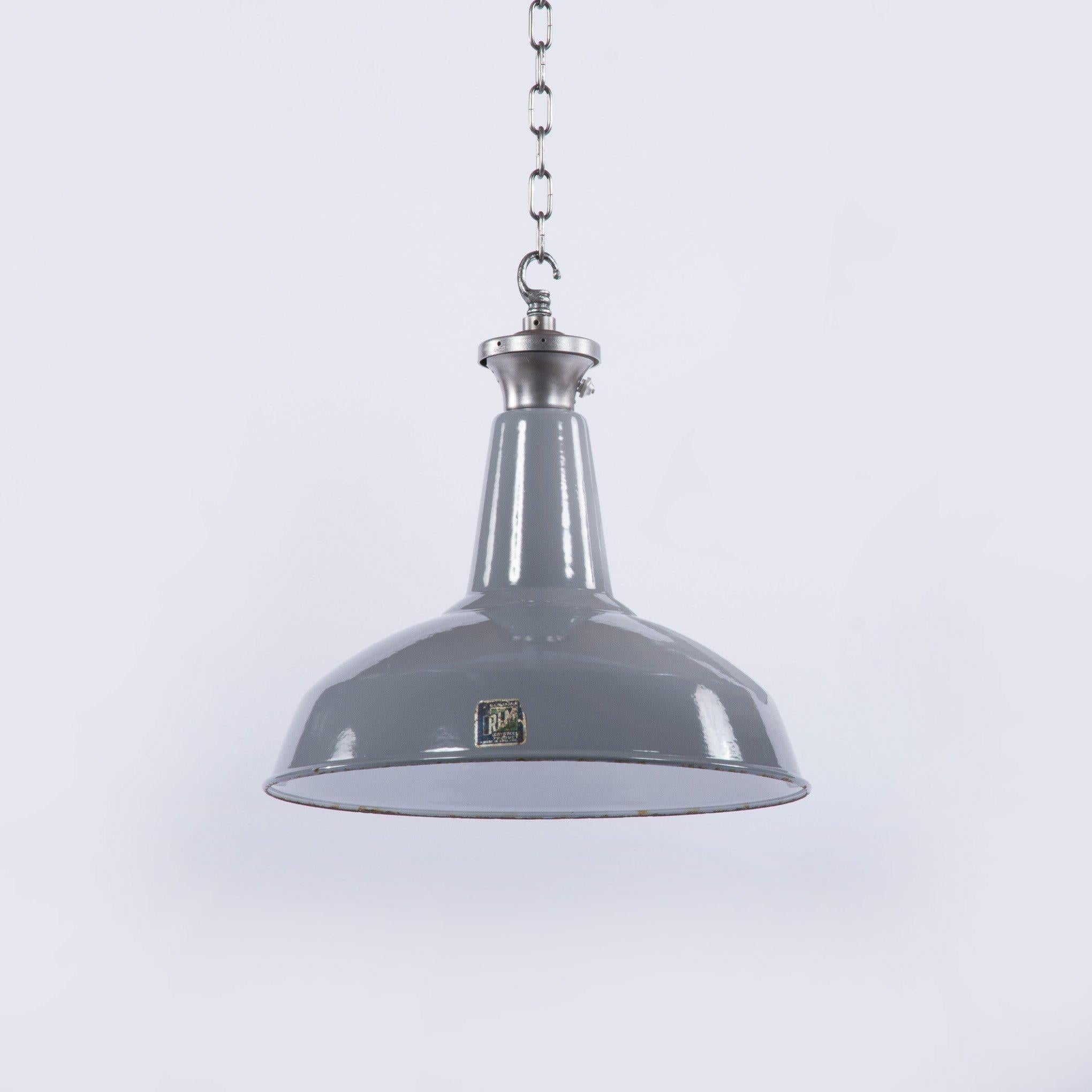 Coppia di pendenti industriali in smalto grigio di 19 pollici di diametro prodotti in Inghilterra da The Benjamin Electric Ltd intorno al 1940.

Un classico del design, questa variante è probabilmente la più popolare prodotta dall'azienda e quella