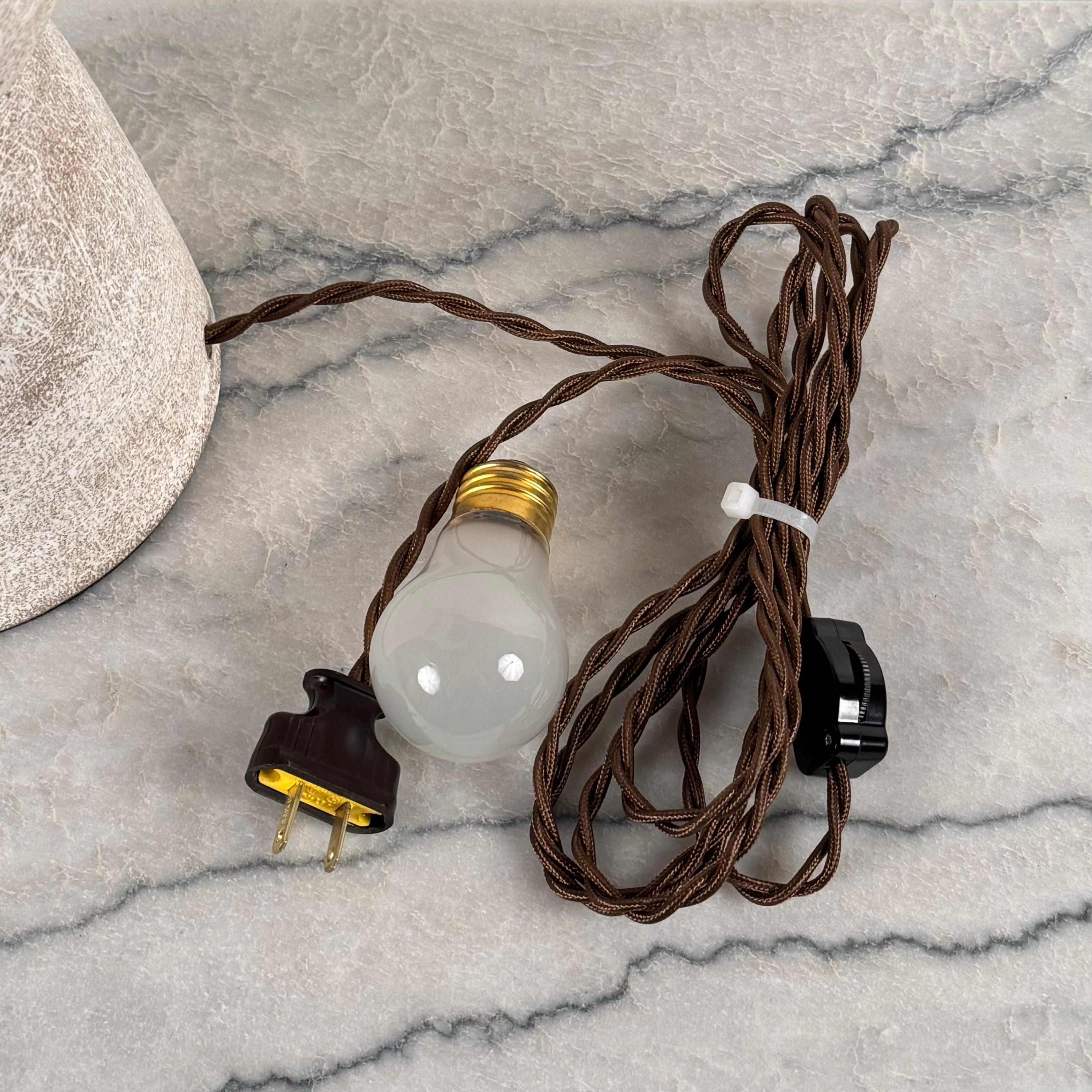 Zwei große Lampen aus weißem Steingut 'Bilboquet' von Design Frères im Angebot 3