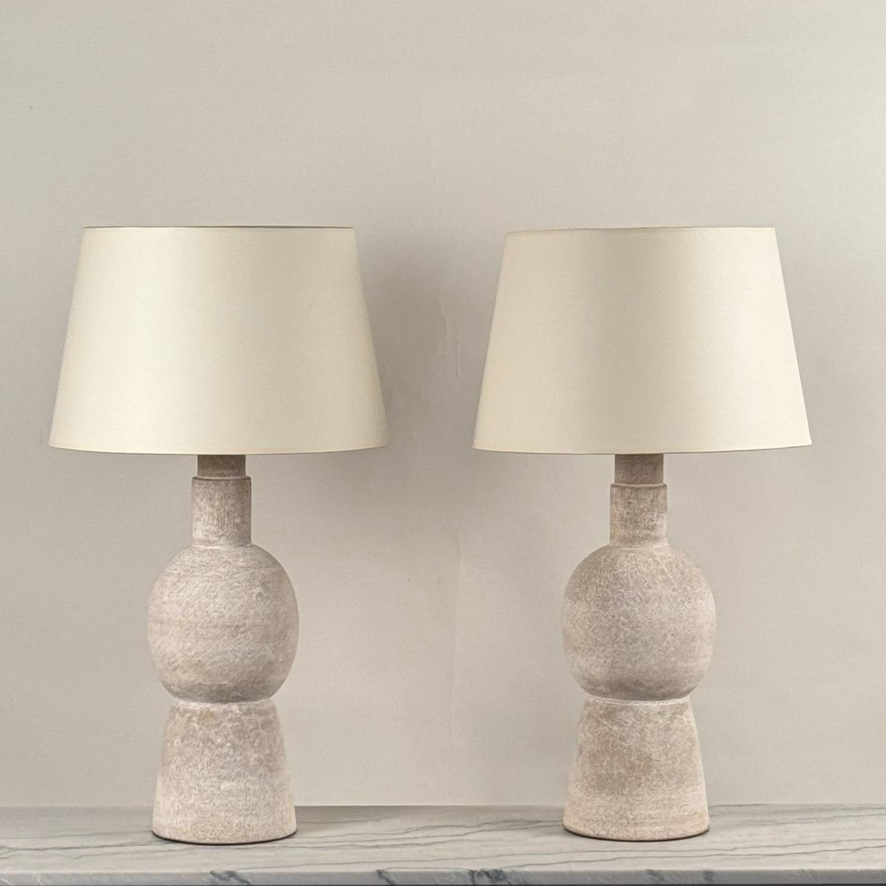 Ein Paar große weiße Steingutlampen 'Bilboquet' von Design Frères.
Hergestellt in Frankreich von unseren erfahrenen Handwerkern.
Verdrahtet mit UL-gelisteten Teilen, 3-Wege-Schalter (ein, halb ein, aus), Twist Cord, und ausgestattet mit