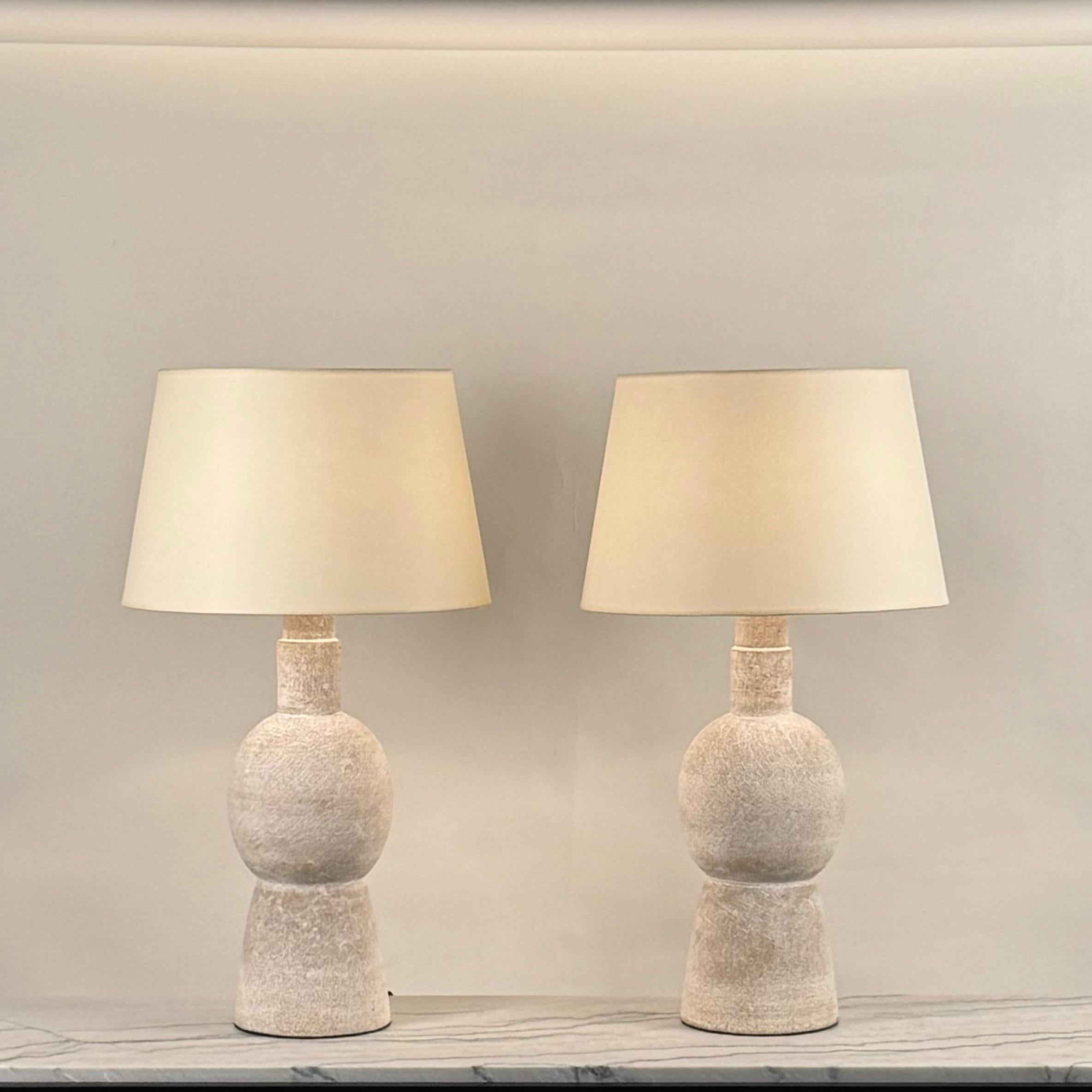 Zwei große Lampen aus weißem Steingut 'Bilboquet' von Design Frères (Moderne) im Angebot