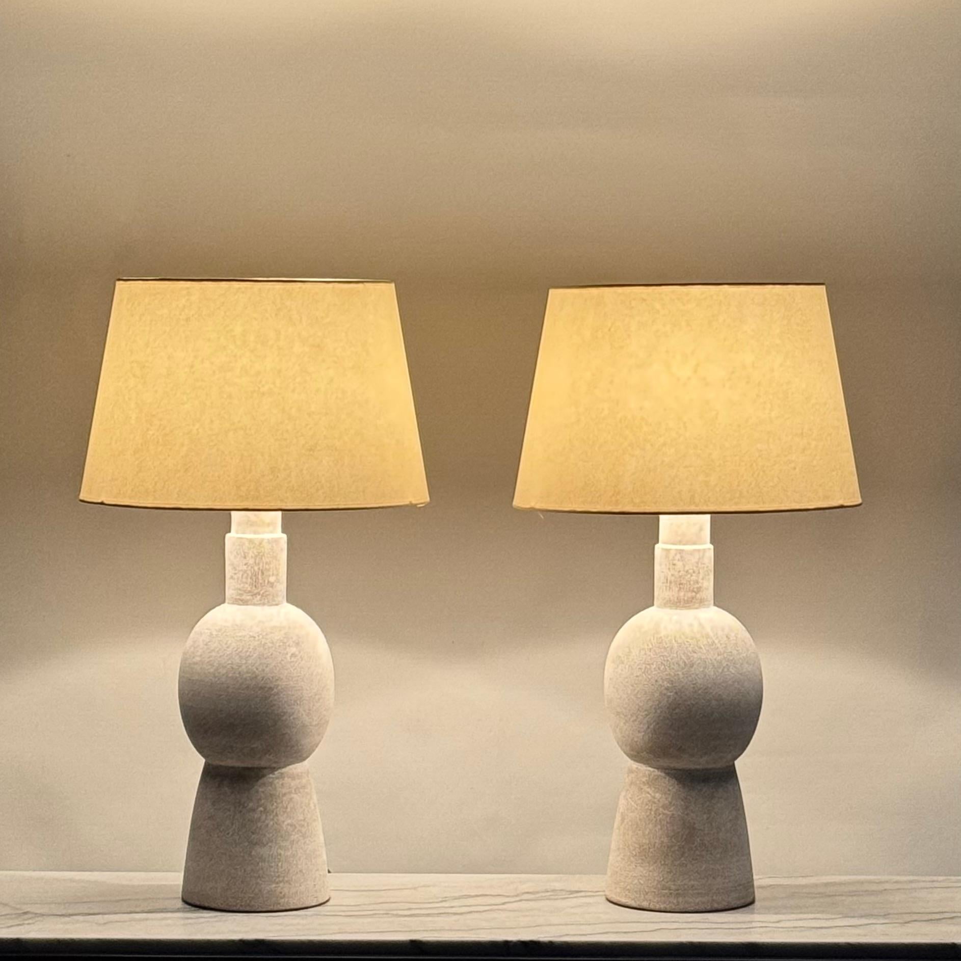 Zwei große Lampen aus weißem Steingut 'Bilboquet' von Design Frères (Französisch) im Angebot