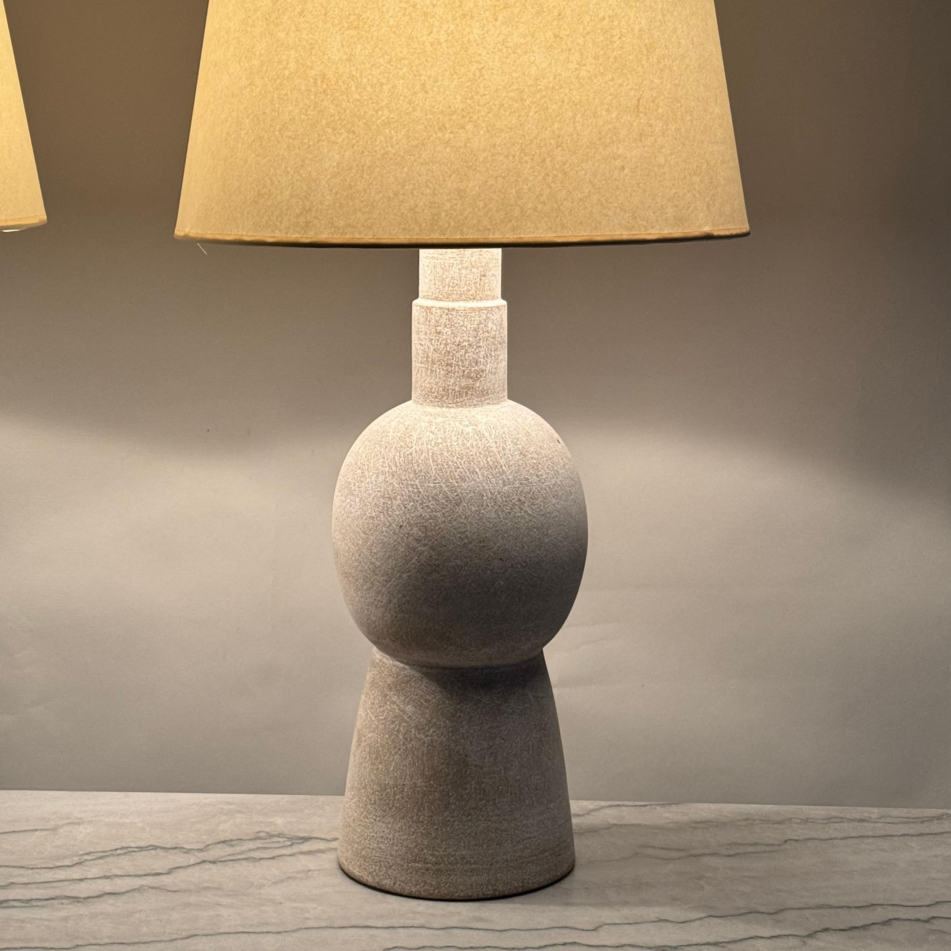 Zwei große Lampen aus weißem Steingut 'Bilboquet' von Design Frères (Glasiert) im Angebot