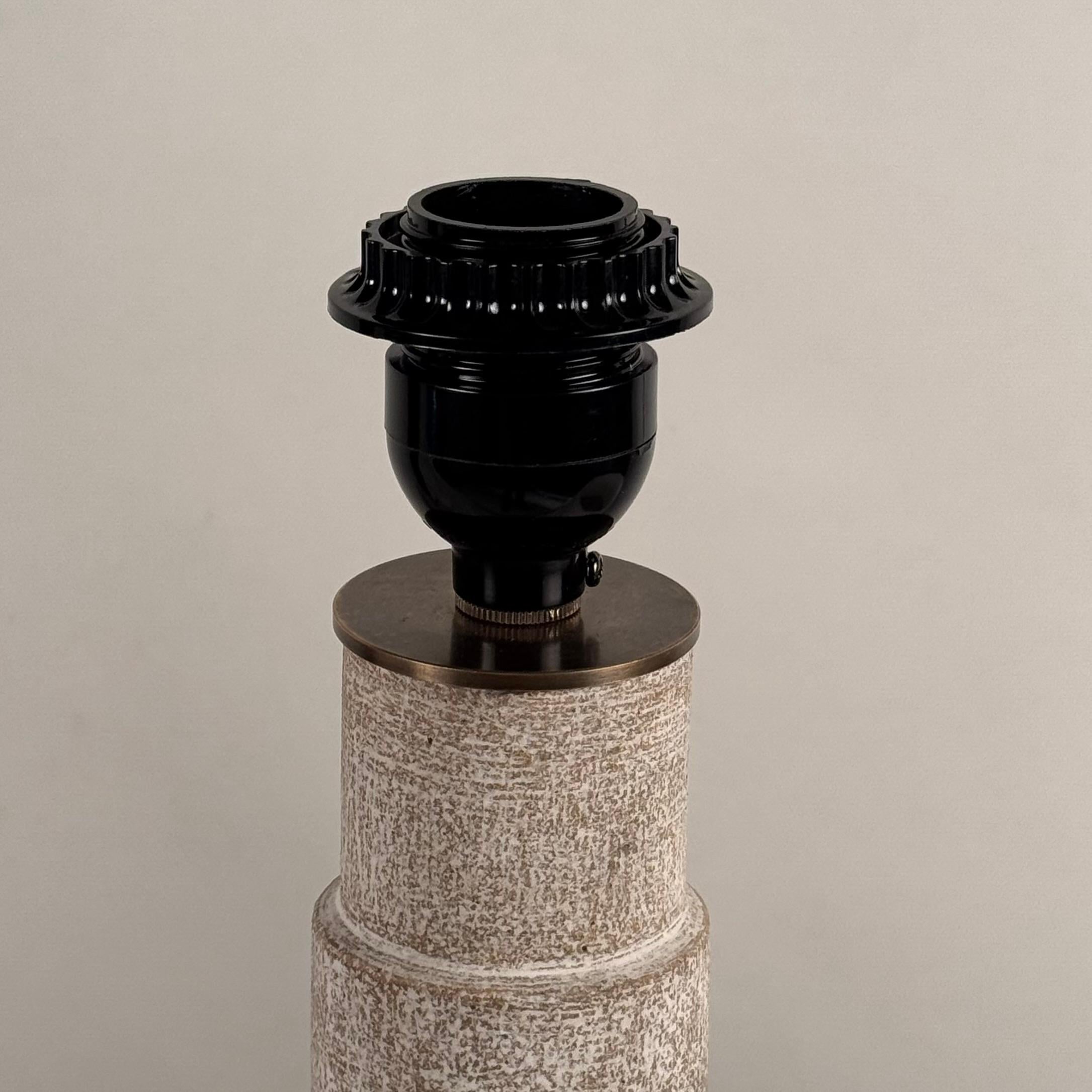 Zwei große Lampen aus weißem Steingut 'Bilboquet' von Design Frères im Angebot 2