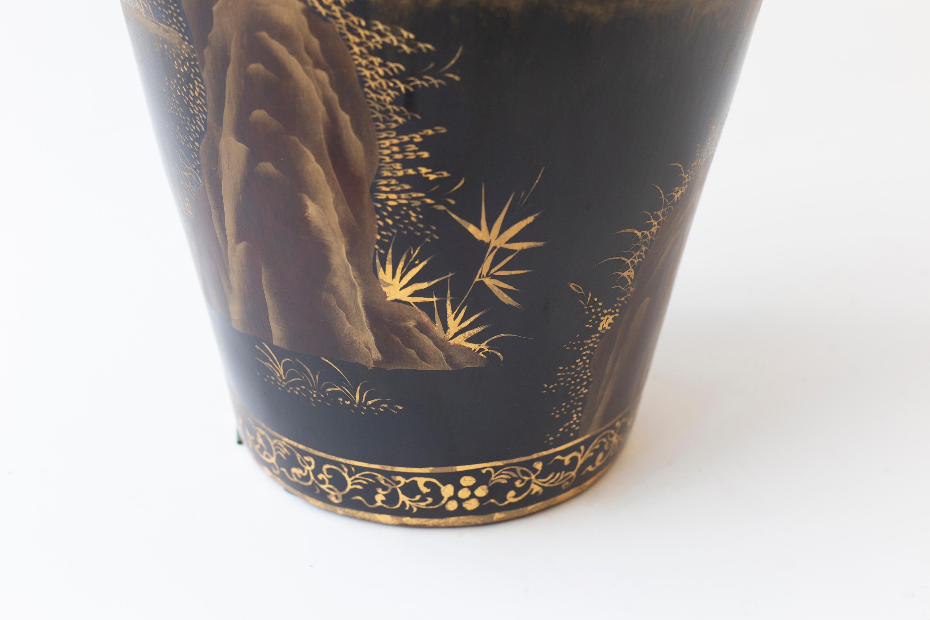 Dipinto a mano Coppia di grandi vasi neri e dorati in stile cineseria in vendita