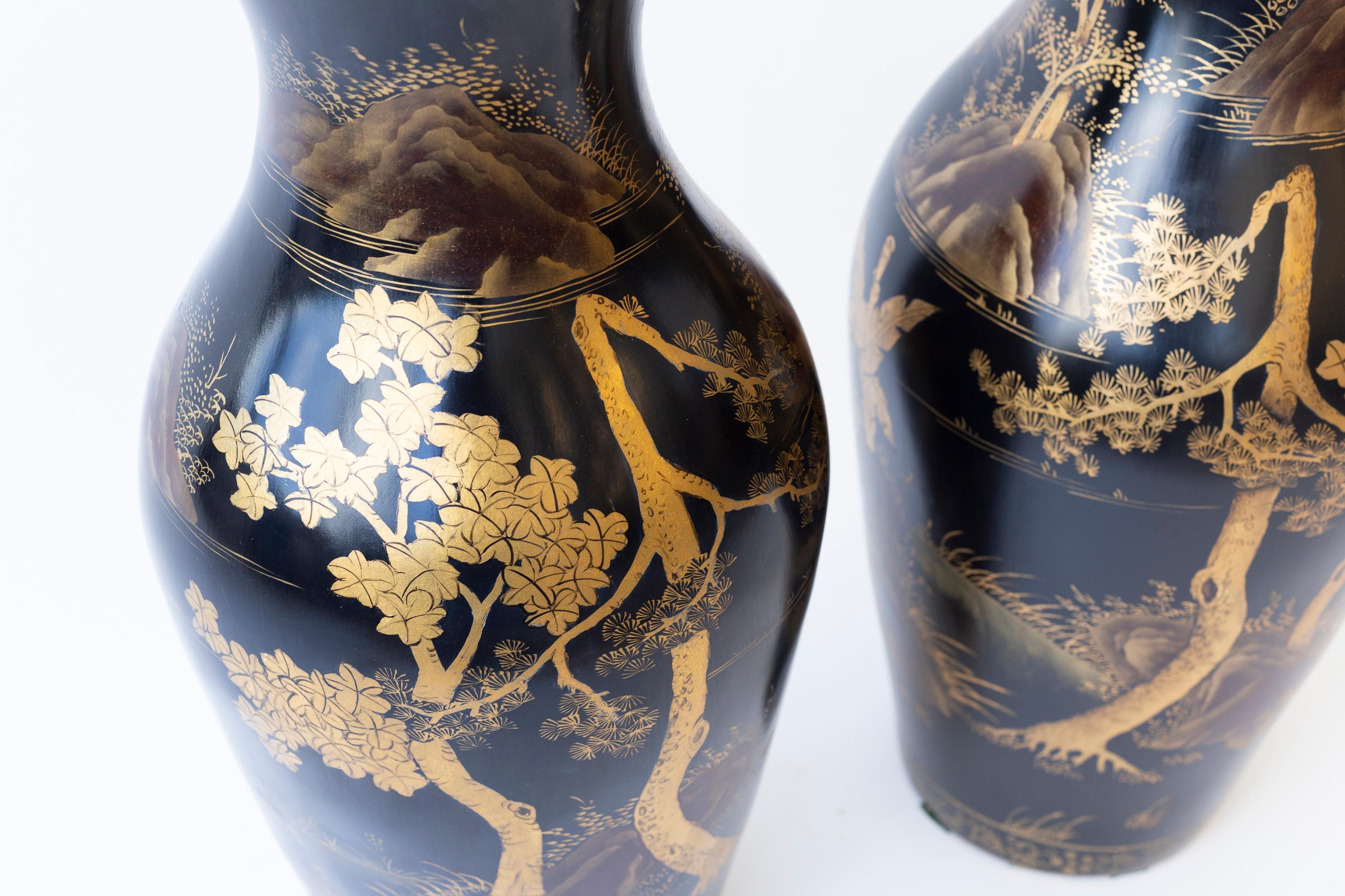 Legno Coppia di grandi vasi neri e dorati in stile cineseria in vendita