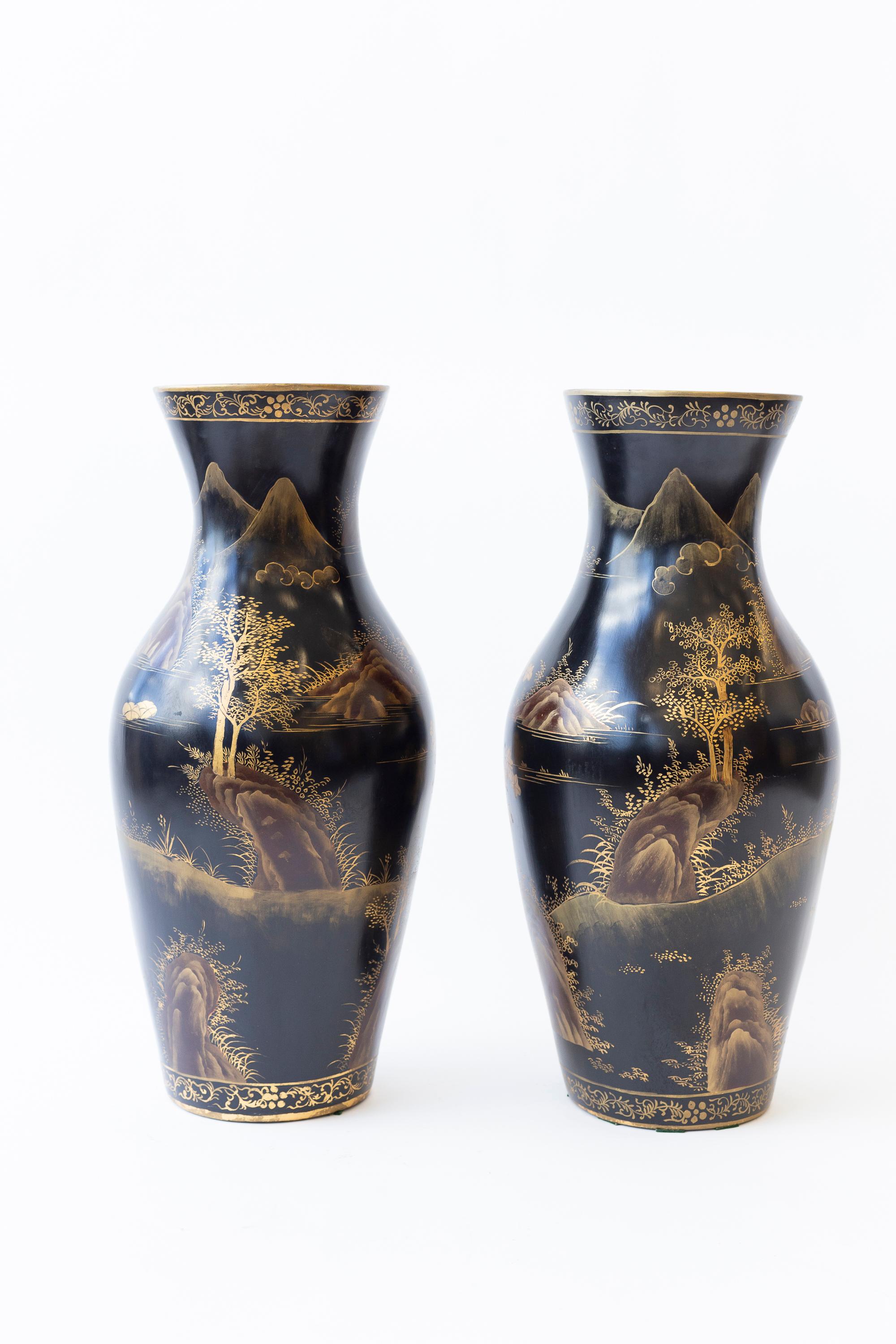 Coppia di grandi vasi neri e dorati in stile cineseria in vendita 1