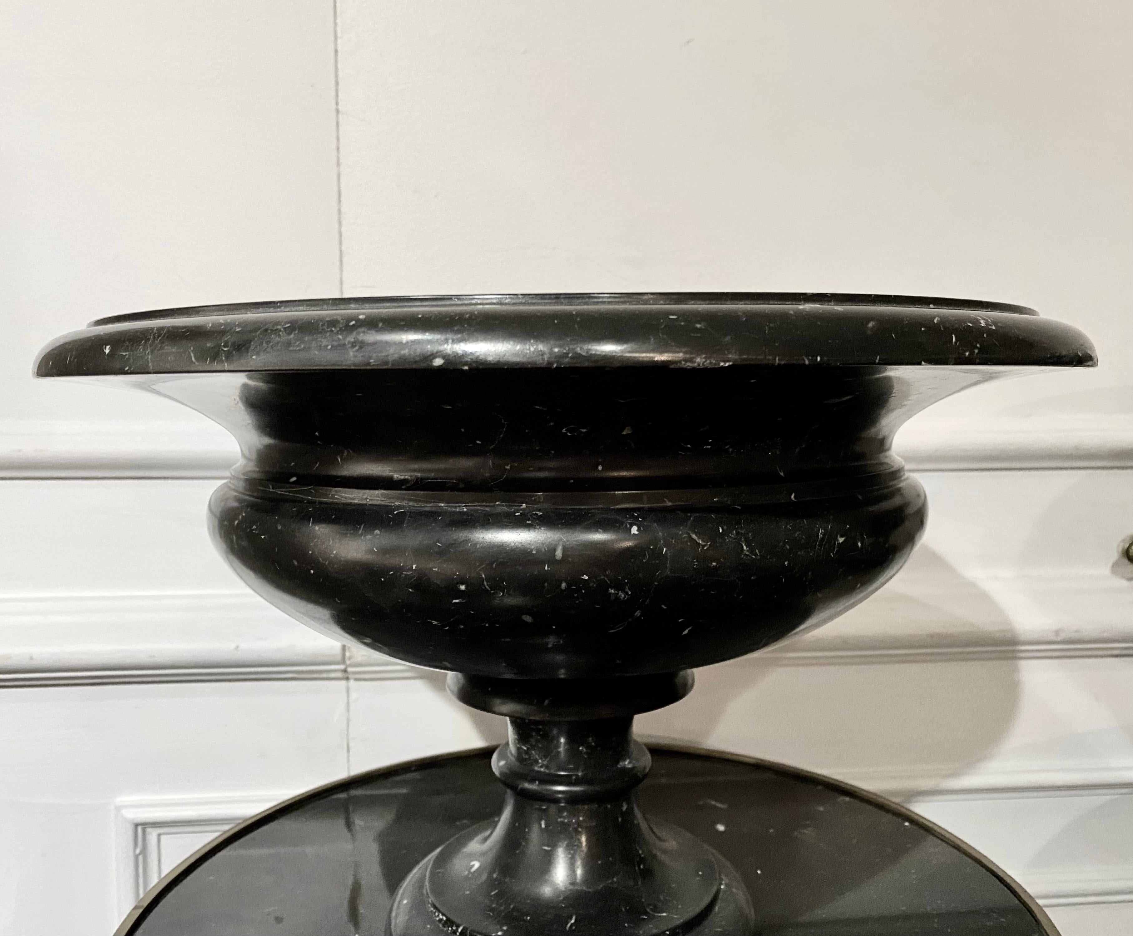 Pair of Large Black Marble Urns In Good Condition For Sale In Montreal, Quebec