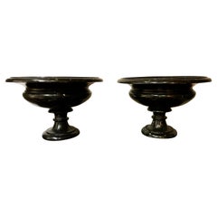 Paire de grandes urnes en marbre noir