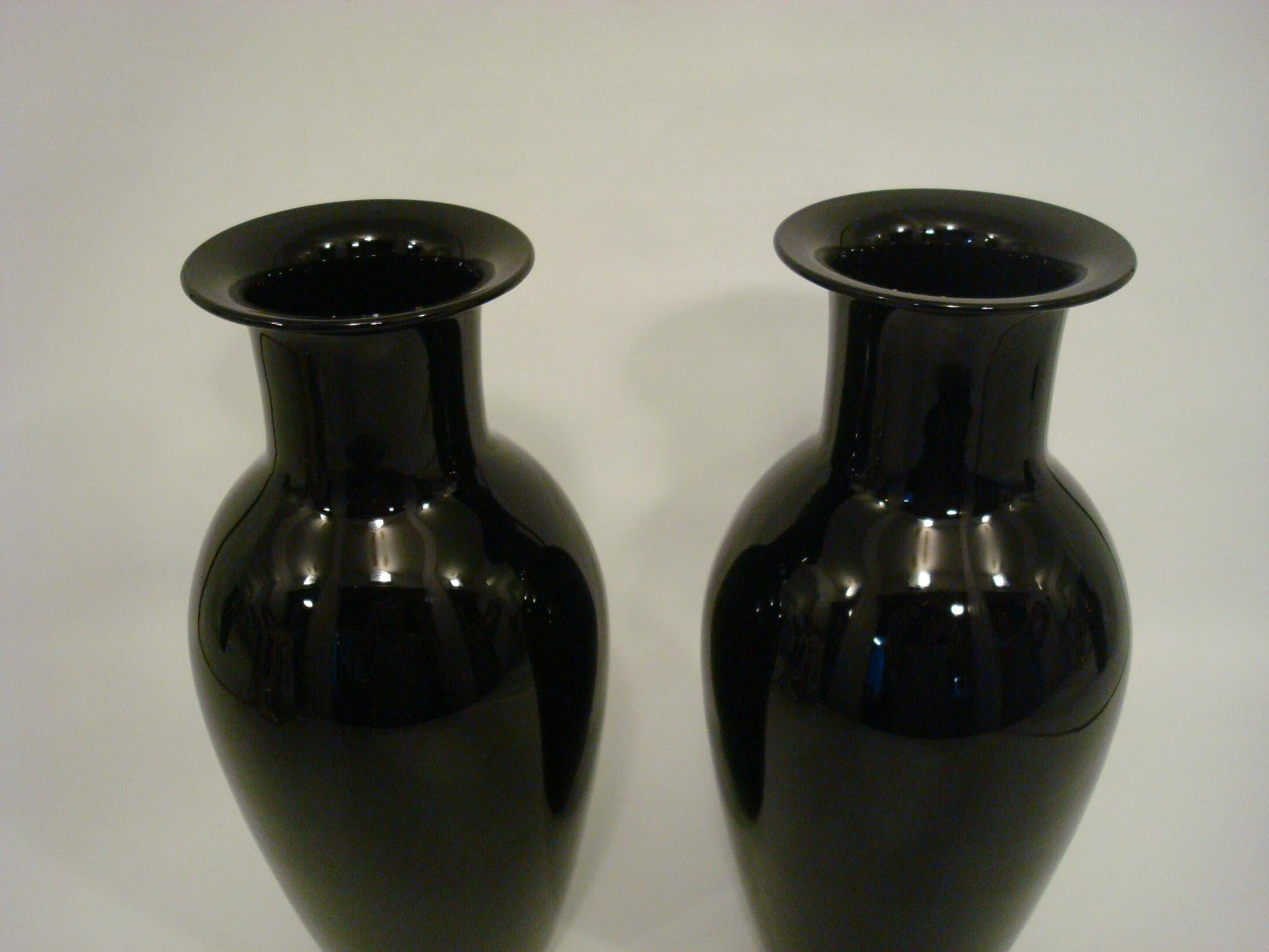Paire de grands vases noirs en Murano de Barovier et Toso. Italie, années 1970.
Les deux sont signés et portent les labels originaux.
Difficile à trouver en paire.
