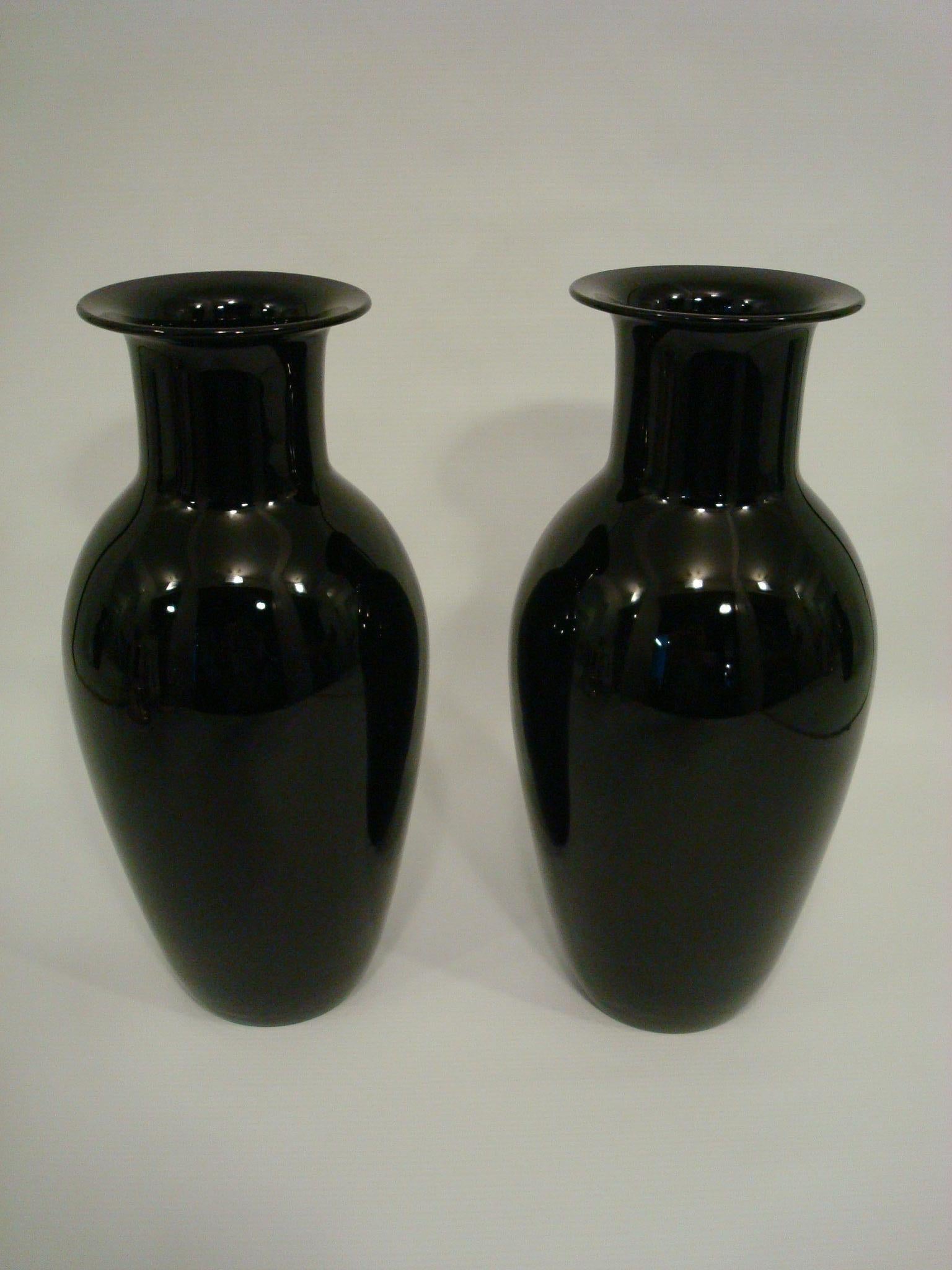 Mid-Century Modern Paire de grands vases noirs de Murano par Barovier e Toso. Italie années 1970 en vente