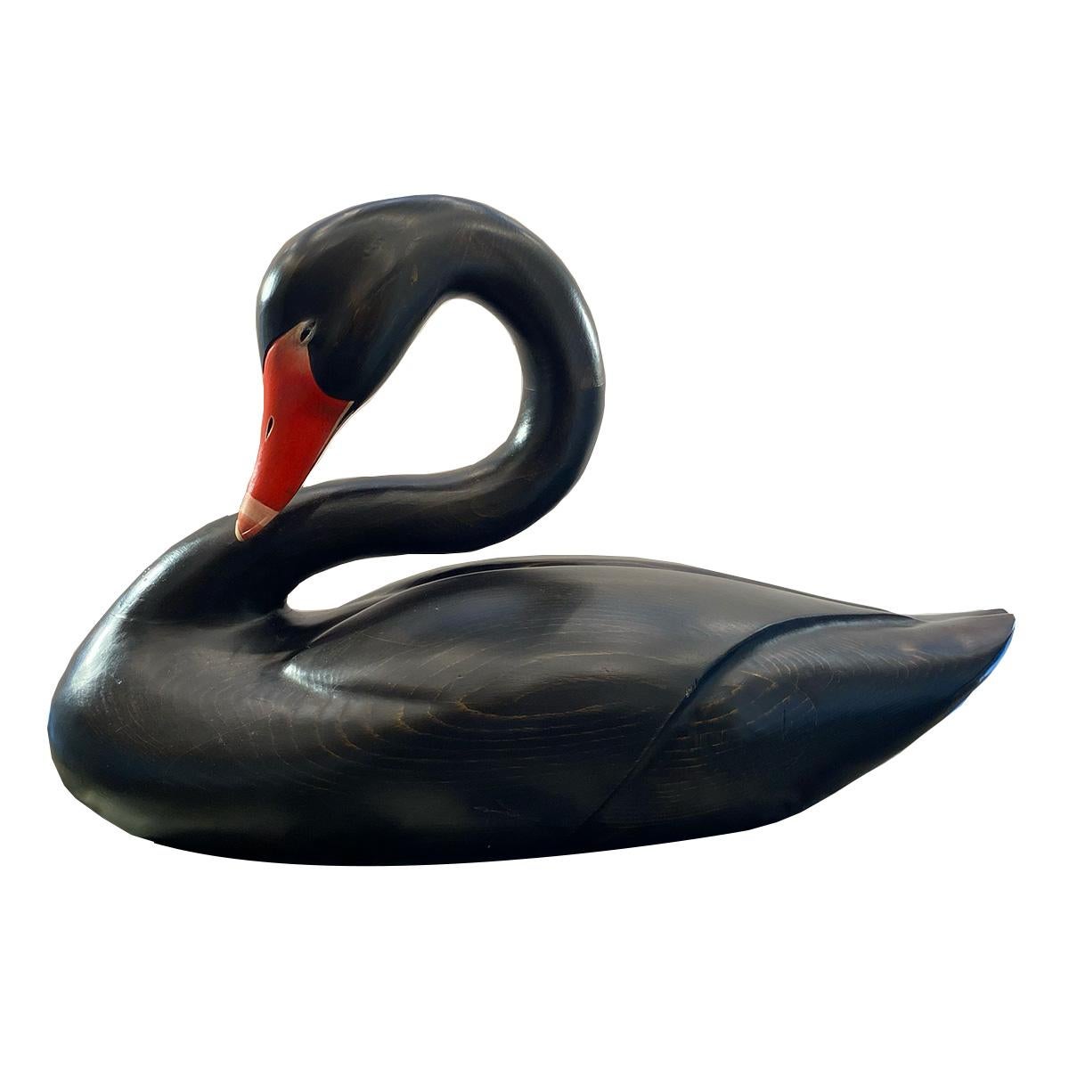 Pareja de grandes cisnes italianos de madera tallada con detalles pintados y ojos de cristal. 1960's. 

Medidas:
Altura: 20
Longitud: 30
Anchura: 10
