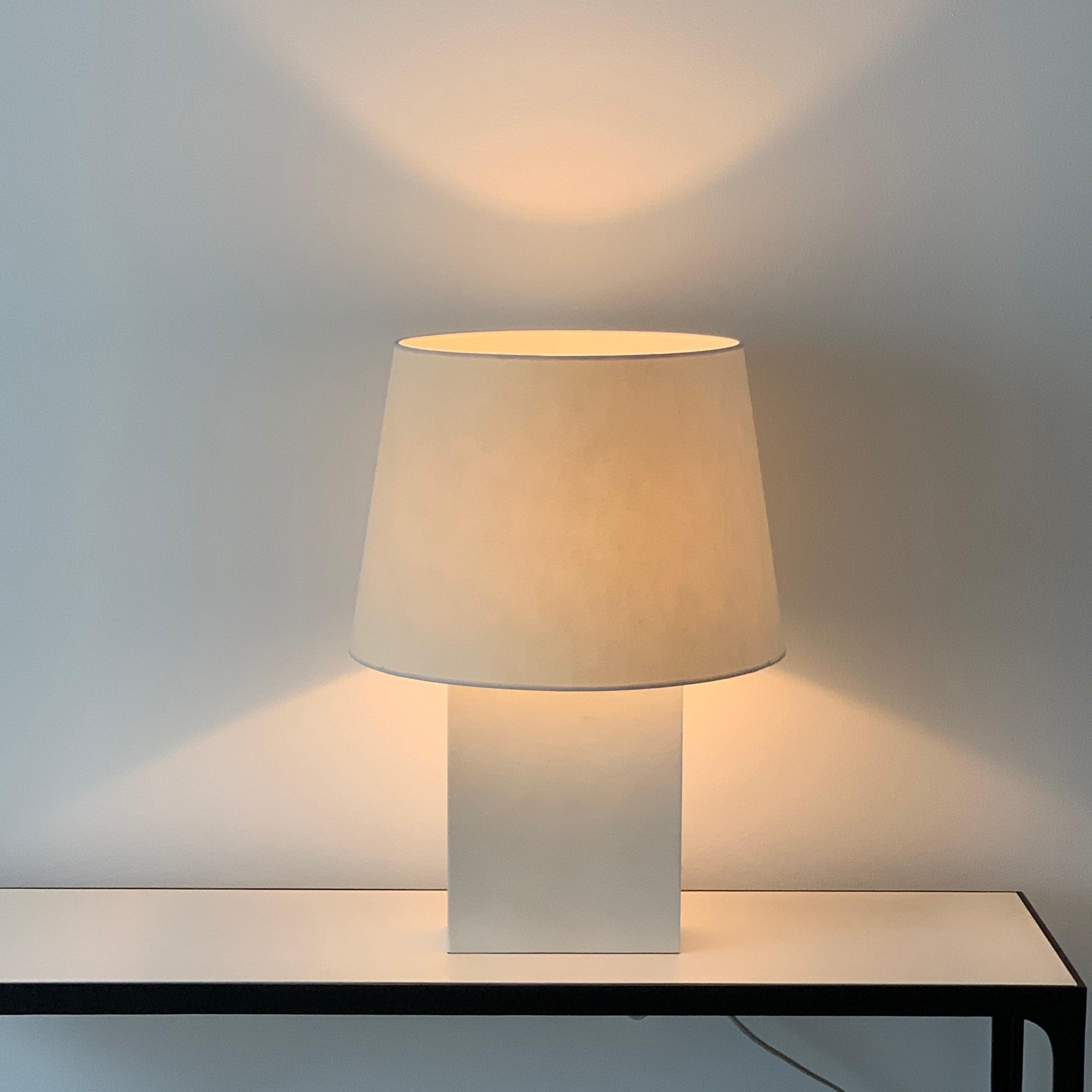 Grande lampe en parchemin 'Bloc' de Design/One.

Jolie monture de style européen, sans harpe apparente. Livré avec l'abat-jour en papier assorti illustré.

Fabriqué à la main avec du parchemin en peau de chèvre véritable et câblé avec des pièces