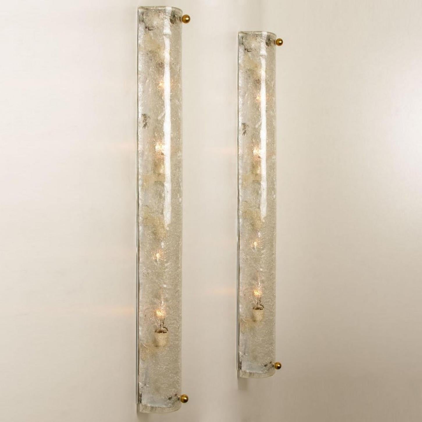 Zwei große, hochwertige Murano-Glasleuchten auf weißem Sockel von Hillebrand, Deutschland, um 1960.
Sie besteht aus einem strukturierten, kristallklaren, röhrenförmigen Schirm, der Eis simuliert, auf einem weißen Rahmen und Messingschrauben.

Das