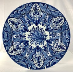 Paar große blaue und weiße Delfter Platzteller aus dem frühen 18. Jahrhundert, um 1710