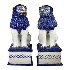 Pareja de grandes leones de Delft azules y blancos, Luneville, hacia 1840
