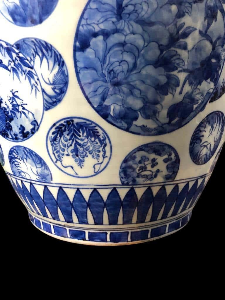 Paire de grands vases décoratifs japonais en porcelaine bleue et blanche en vente 4