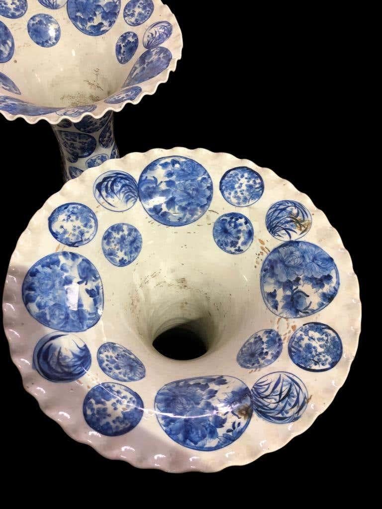 Paire de grands vases décoratifs japonais en porcelaine bleue et blanche en vente 5