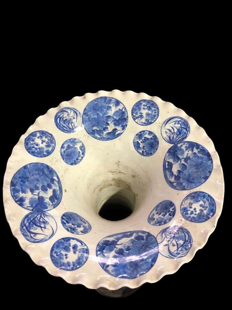 Paire de grands vases décoratifs japonais en porcelaine bleue et blanche en vente 6