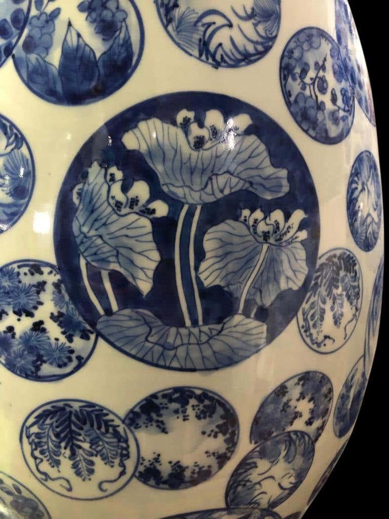 XIXe siècle Paire de grands vases décoratifs japonais en porcelaine bleue et blanche en vente