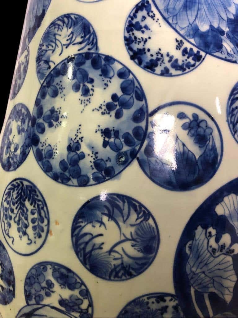 Porcelaine Paire de grands vases décoratifs japonais en porcelaine bleue et blanche en vente
