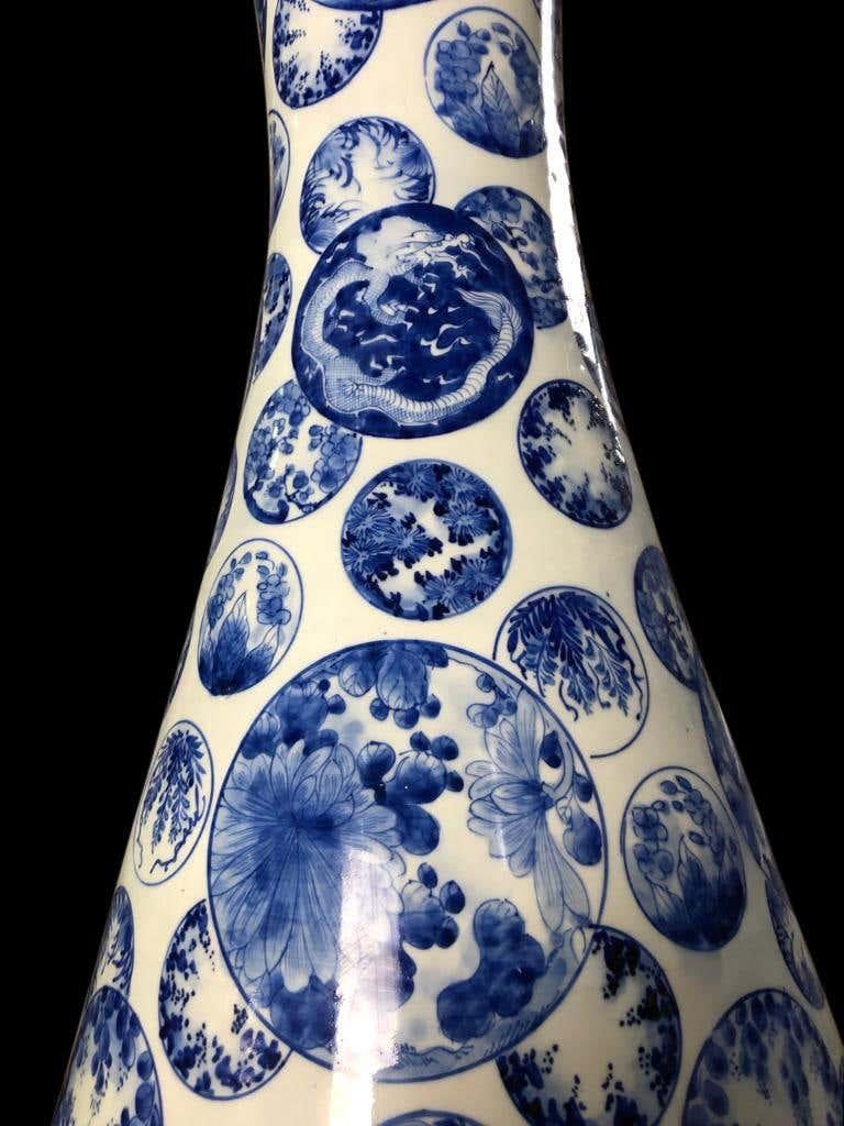 Paire de grands vases décoratifs japonais en porcelaine bleue et blanche en vente 2