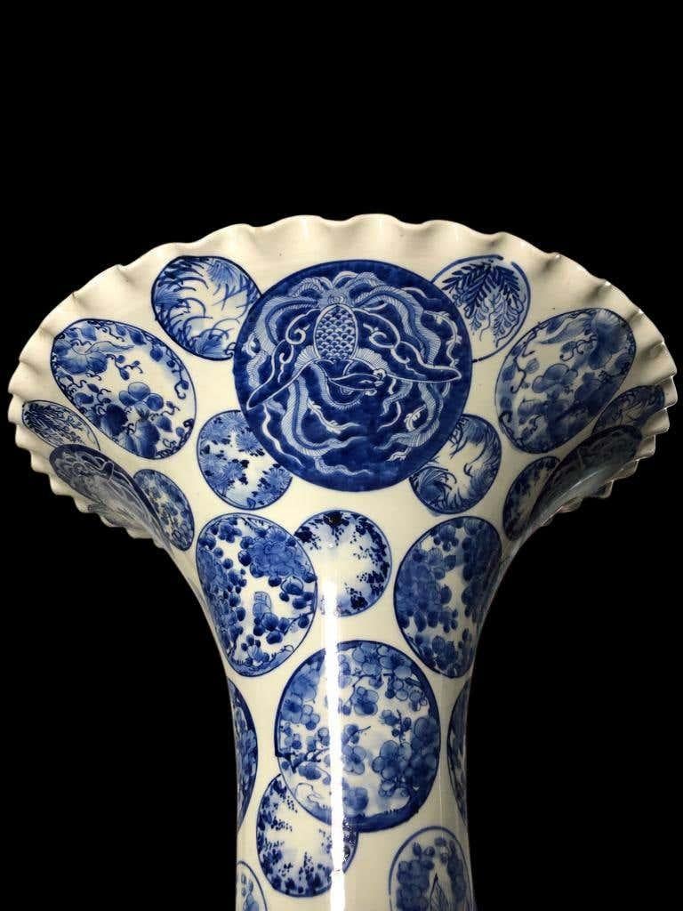 Paire de grands vases décoratifs japonais en porcelaine bleue et blanche en vente 3