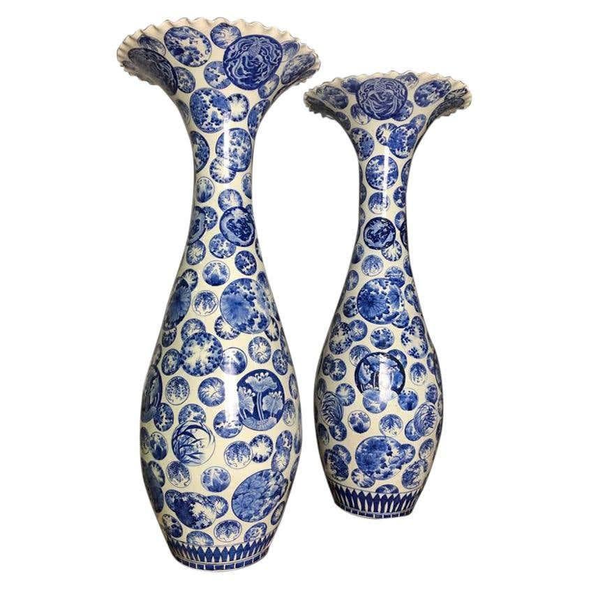 Paire de grands vases décoratifs japonais en porcelaine bleue et blanche