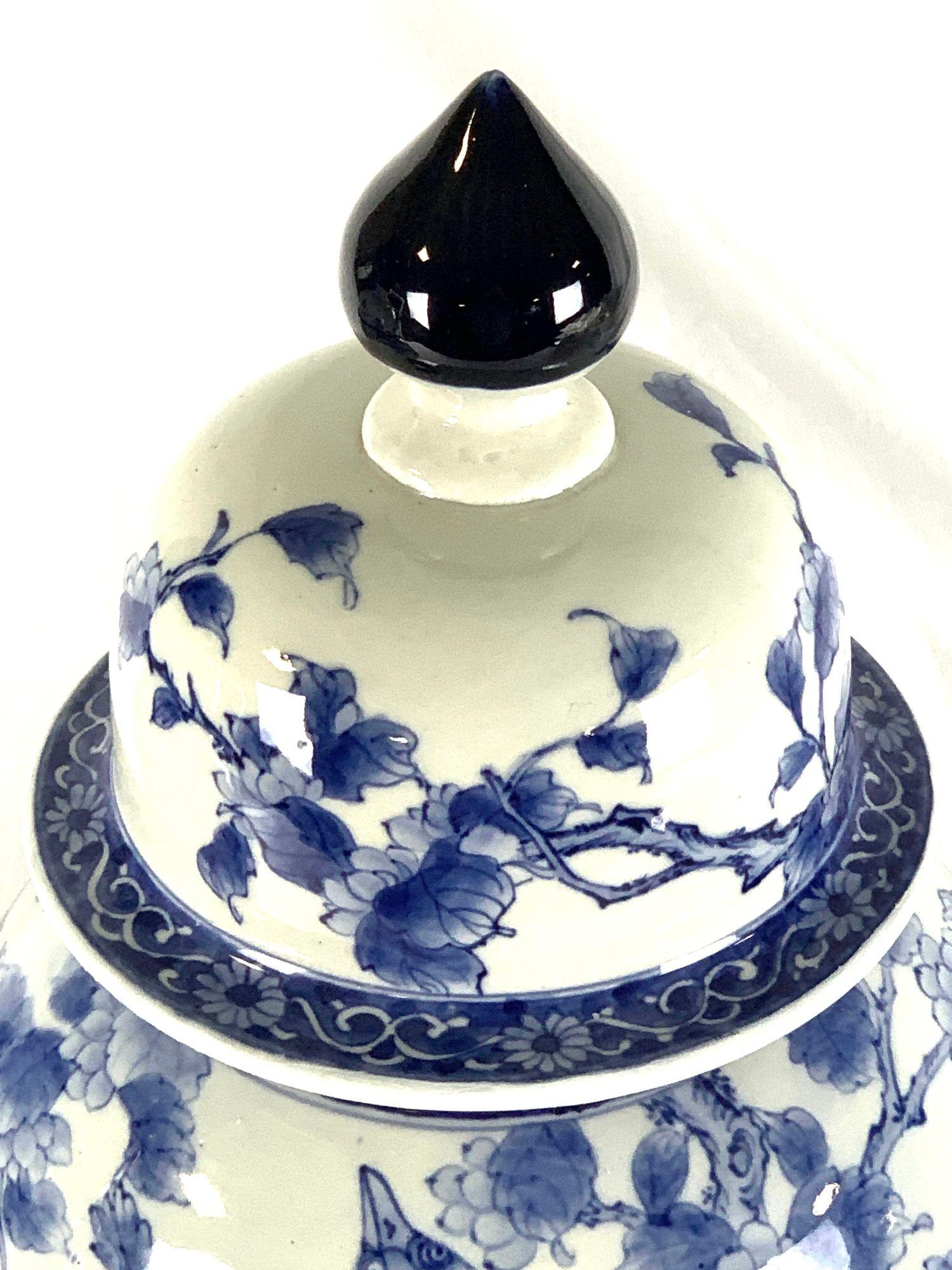 Pair of Large Blue and White Porcelain Jars, Japanese Meiji Era, Circa 1880 For Sale 5