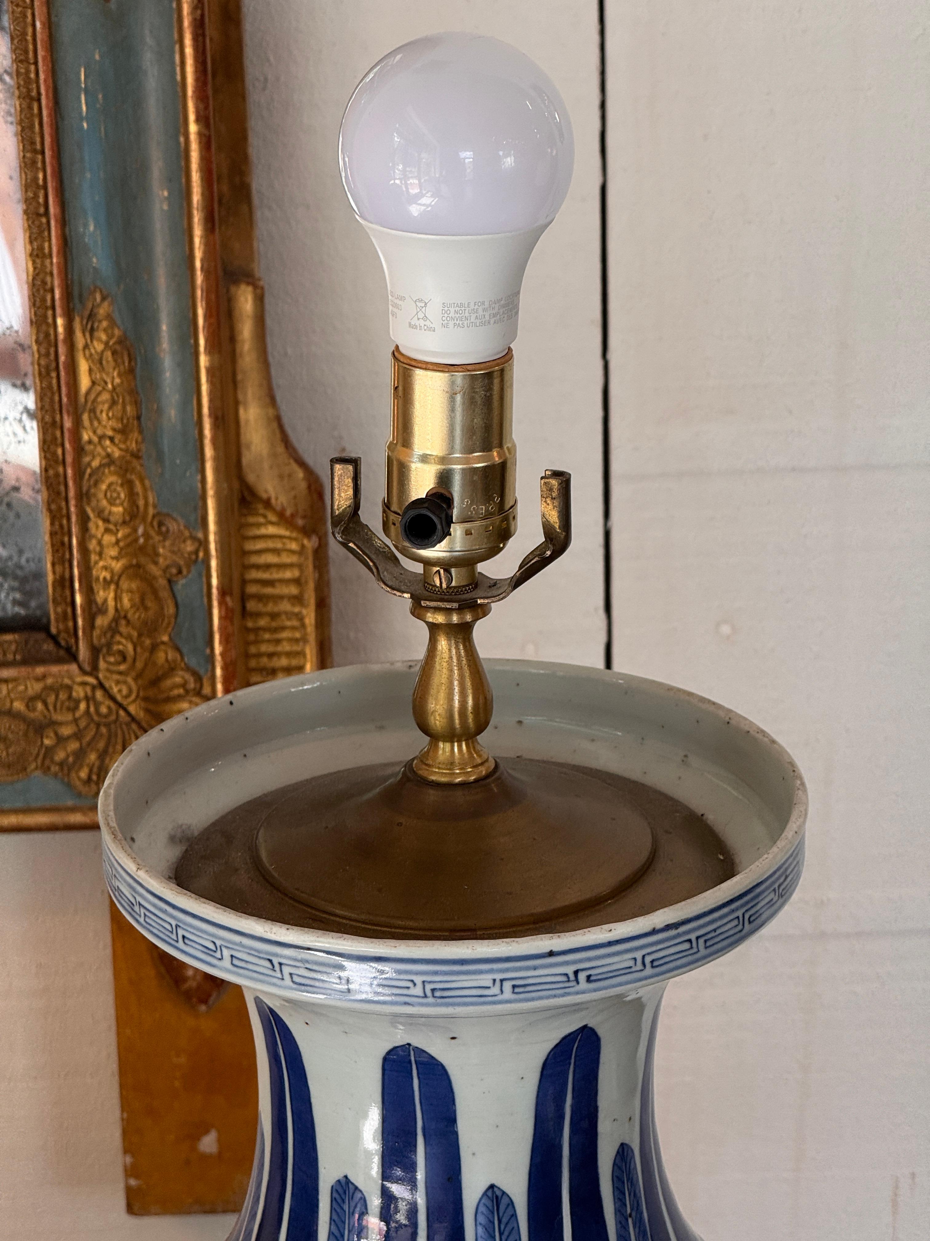 Coppia di grandi lampade in porcellana blu e bianca in vendita 5