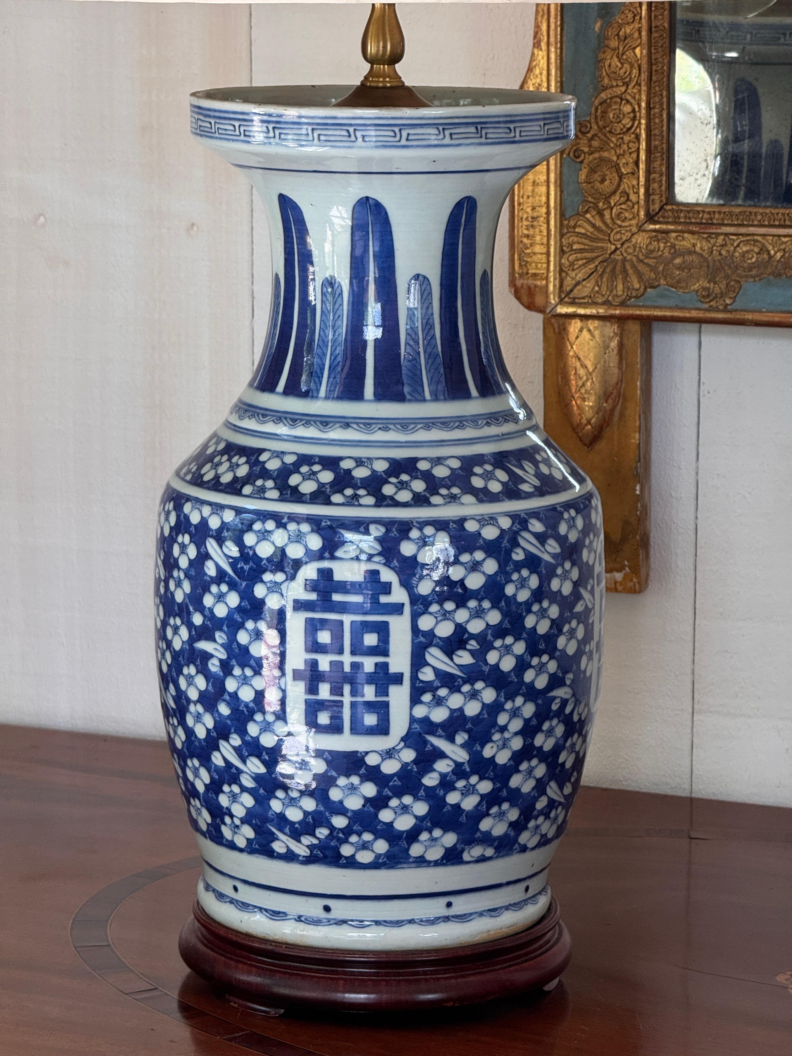 Coppia di grandi lampade in porcellana blu e bianca In condizioni buone in vendita a Charlottesville, VA