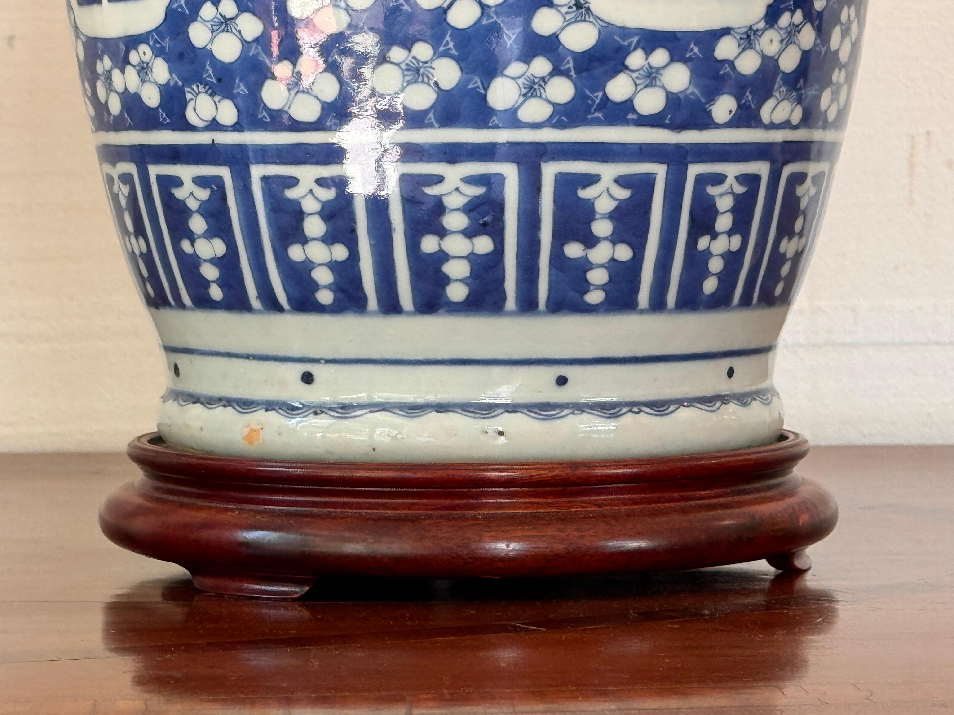 Porcellana Coppia di grandi lampade in porcellana blu e bianca in vendita