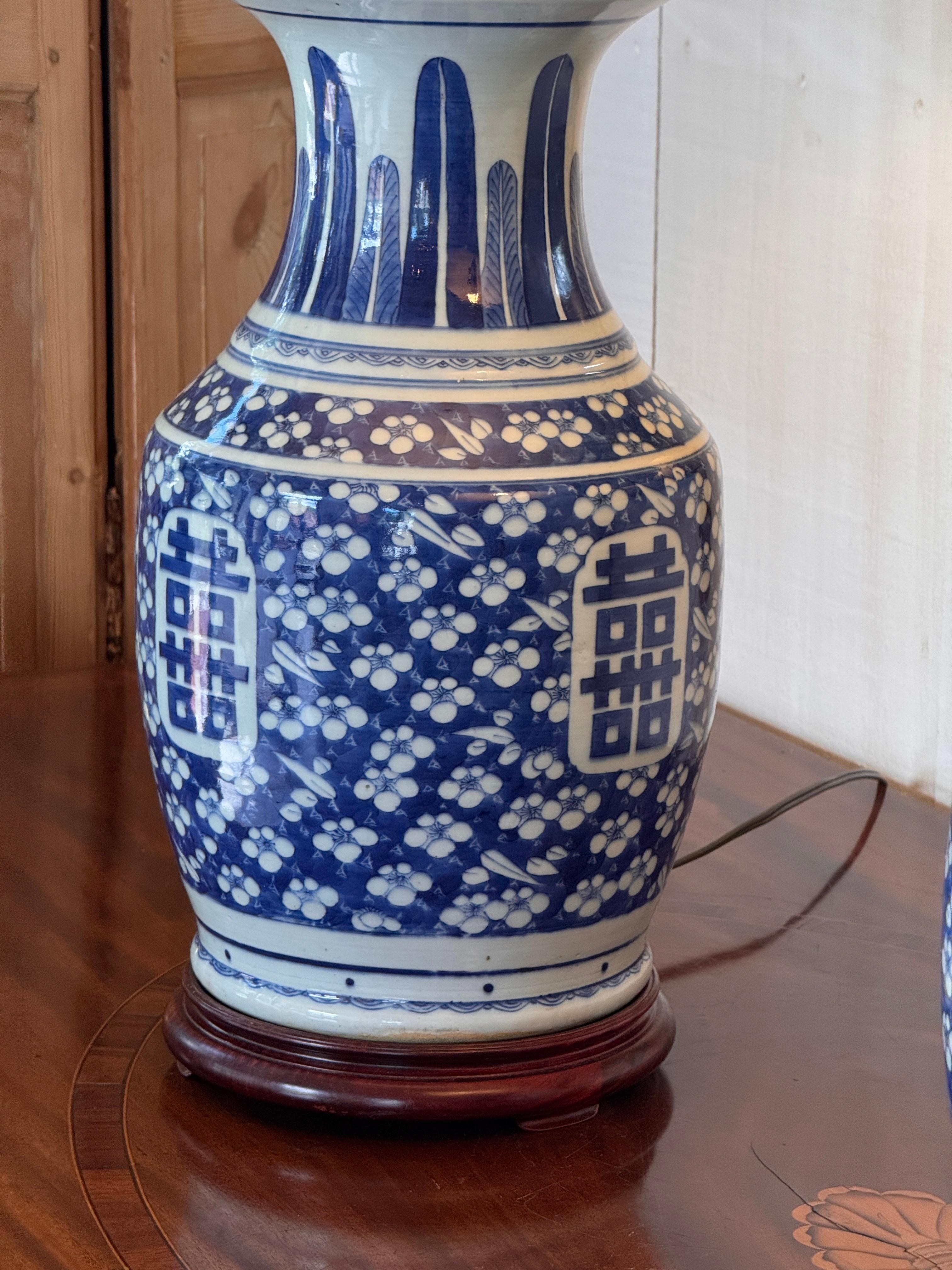 Coppia di grandi lampade in porcellana blu e bianca in vendita 1