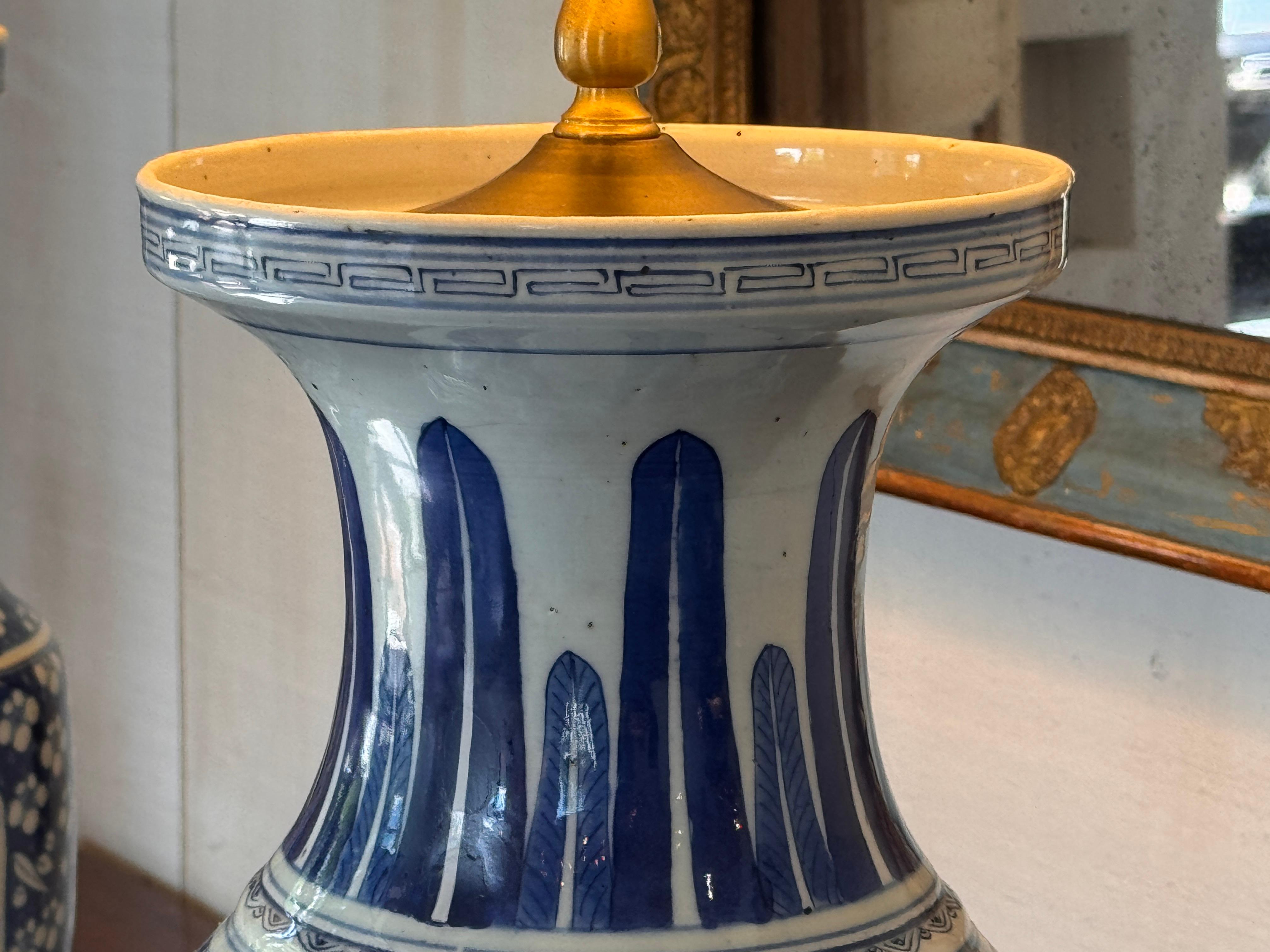 Coppia di grandi lampade in porcellana blu e bianca in vendita 3